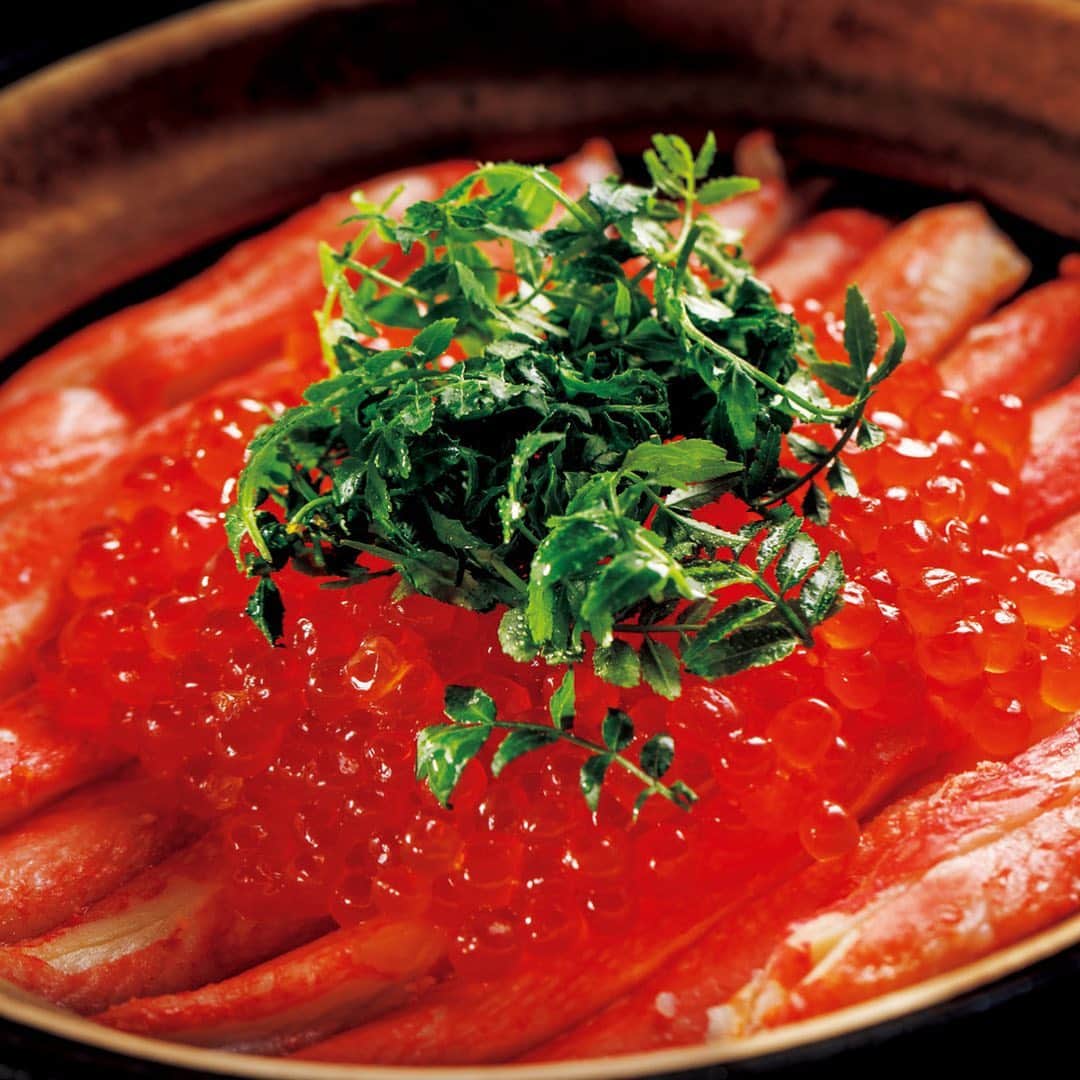 東京カレンダーさんのインスタグラム写真 - (東京カレンダーInstagram)「本当に美味しいカニを心ゆくまで。大人が満たされるって、こういうこと 前菜からデザートまで、「蟹三昧コース」は全9品。 「ズワイガニの鍋、カニフライ、白海老キャビアの寿司、かなざわオリジナルのお造り、釜炊き御飯まで。 冬の味覚に酔いしれるには、これ以上ないラインナップ。 プラス￥4,000で香箱蟹1杯を2杯にしたり、 無料で釜炊き御飯を「のど黒イクラからすみの釜炊き御飯」にしたりなど、オプションも充実。 冬の間中、何度も訪れても飽きないのもこの店の魅力だそう ⠀⠀⠀⠀⠀⠀⠀⠀⠀ ⠀⠀⠀⠀⠀⠀⠀⠀⠀ ーーinfoーーーー﻿ 店名▷ #かなざわ エリア▷ #麻布十番 電話番号▷03-6455-4288 ※お問い合わせの際は『東京カレンダーのインスタを見た』とお伝えいただければ幸いです。﻿ 住所▷港区麻布十番1-7-7 はせべやビルB1F ーーーーーーーー﻿ ﻿ ⠀⠀⠀⠀⠀⠀⠀⠀⠀ ★コースの詳細や店内の様子は﻿ 『月刊誌　東京カレンダー2021 1月号 #冬のご馳走へ　』にて﻿ ﻿ ーーーーーーー★ーーーーーーーー﻿ @tokyocalendar プロフィールURLの﻿ 東カレweb（アプリ）では、﻿ 高級グルメ情報や話題のレストラン、﻿ 手土産からテイクアウトグルメなど﻿ 東京のグルメ情報を幅広くご紹介。﻿ そして大人気コンテンツ、東カレweb小説や﻿ トレンドニュースも配信しております。﻿ ーーーーーーーーーーーーーーーー ﻿ ⠀⠀⠀⠀⠀⠀⠀⠀⠀  #東京カレンダー #Tokyocalendar #東カレ﻿ #東京グルメ #東京美食 #food #instafood #Tokyofood  #麻布十番グルメ #南麻布グルメ #西麻布グルメ #六本木グルメ #カニ #japanesefood #東京おすすめ  #インスタ映え　#カニ #上海ガニ #和食　#カニ料理　#土鍋　#釜飯　#名店 #釜炊きご飯」12月17日 22時41分 - tokyocalendar