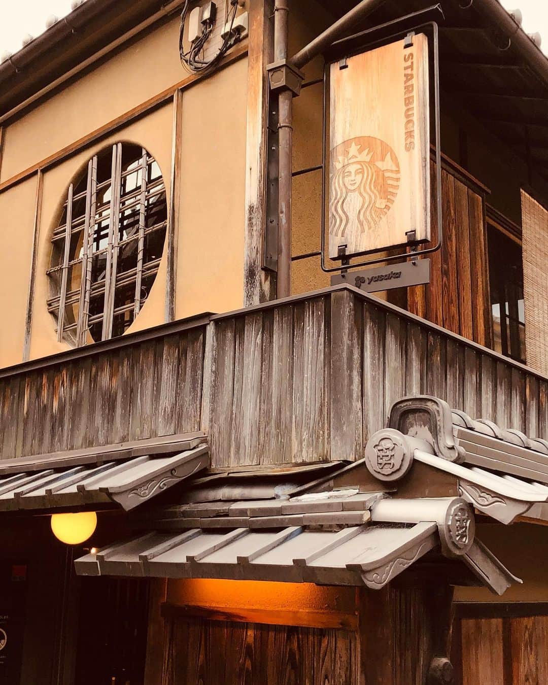Manaさんのインスタグラム写真 - (ManaInstagram)「👘🍂🐾 𝑺𝑻𝑨𝑹𝑩𝑼𝑪𝑲𝑺  𝑲𝒀𝑶𝑻𝑶🇯🇵 こんばんは😊 . 少し前の京都旅♪ . 世界初の暖簾のある店舗として、3年前 八坂の塔のお膝元、ニ寧坂にできたスタバへ行ってきました🍵💕 . 木造の建物も、雰囲気もとても素敵です☺️ . 畳の間でいただく“和のスターバックス” . いつも飲むお気に入りの抹茶ラテも なんだか京都らしい味わいに感じられました✨ . . . . お洋服は以前の投稿でご紹介した白ニットワンピース🕊🤍 皆さんに好評で嬉しいです✨ . 京都の思い出pic、次回が今年最後になります…！ 長らくお付き合いいただきありがとうございました❤︎ . 明日はブラックコーデです🐼 お楽しみに♪ . . . 今日も一日お疲れ様でした♡ . . Onepiece：#maisondelyla Bag/Belt：#hermes . . #京都 #そうだ京都行こう #京都観光 #京都旅行 #お出かけコーデ #お出かけ日和 #ミニワンピ #ニットワンピース #旅好き #冬コーデ  #ホワイトコーデ #スタバ #スターバックス #スタバ新作 #抹茶ラテ #ソイラテ #スタバカスタム #和室 #畳 #カフェ好き #カフェタイム #birkin25 #kyoto #yasakashrine #yasaka #ninenzaka #starbucks #starbuckscoffee」12月17日 22時41分 - mana.tcy