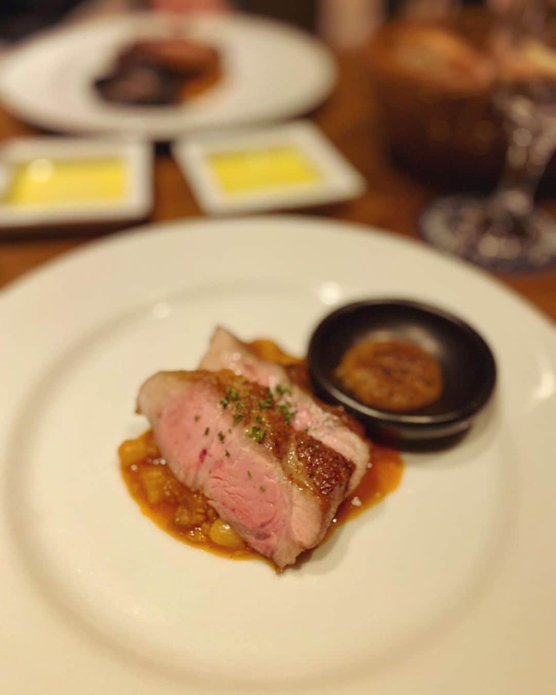 工藤ジェニファー茉侑さんのインスタグラム写真 - (工藤ジェニファー茉侑Instagram)「#ブロックス　アラカルトでいろいろ食べれるビストロ❣️贅沢にメインお肉色々と美味しいワイン空けて幸せ〜😋💓再訪決定♬  コース8000〜12000円💸ワイン3000〜30000円💸個室有り✔︎  #中目黒グルメ #中目黒　#肉　#グリル 　#ワイン好きな人と繋がりたい #赤ワイン　#白ワイン　#ビストロ　#恵比寿グルメ #恵比寿　 #六本木グルメ　#六本木　#六本木ディナー #広尾グルメ　#西麻布グルメ　#グルメ好きな人と繋がりたい #東京グルメ #グルメ女子 #酒好きな人と繋がりたい #お酒好きな人と繋がりたい 🍶 #酒好きな人と繋がりたい #酒好き女子 #お洒落さんと繋がりたい  #デートスポット #tokyorestaurant」12月17日 22時46分 - jennifermayu_s