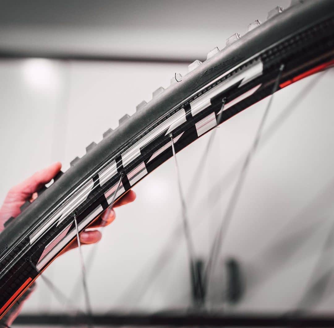 Zipp Speed Weaponryさんのインスタグラム写真 - (Zipp Speed WeaponryInstagram)「Moto inspired. Control + Durability = Speed.  TyreWiz for Moto from @quarq helps dial in precise tire pressure for every trail condition.  Zipp’s Moto Technology single-wall rim is the optimal approach for an enduro/trail wheelset.  #zippspeed #makingyoufaster #zippmtb #3zeromoto #tyrewiz #tyrewizformoto   📷 @geemilner for @julianabicycles」12月17日 22時47分 - zippspeed