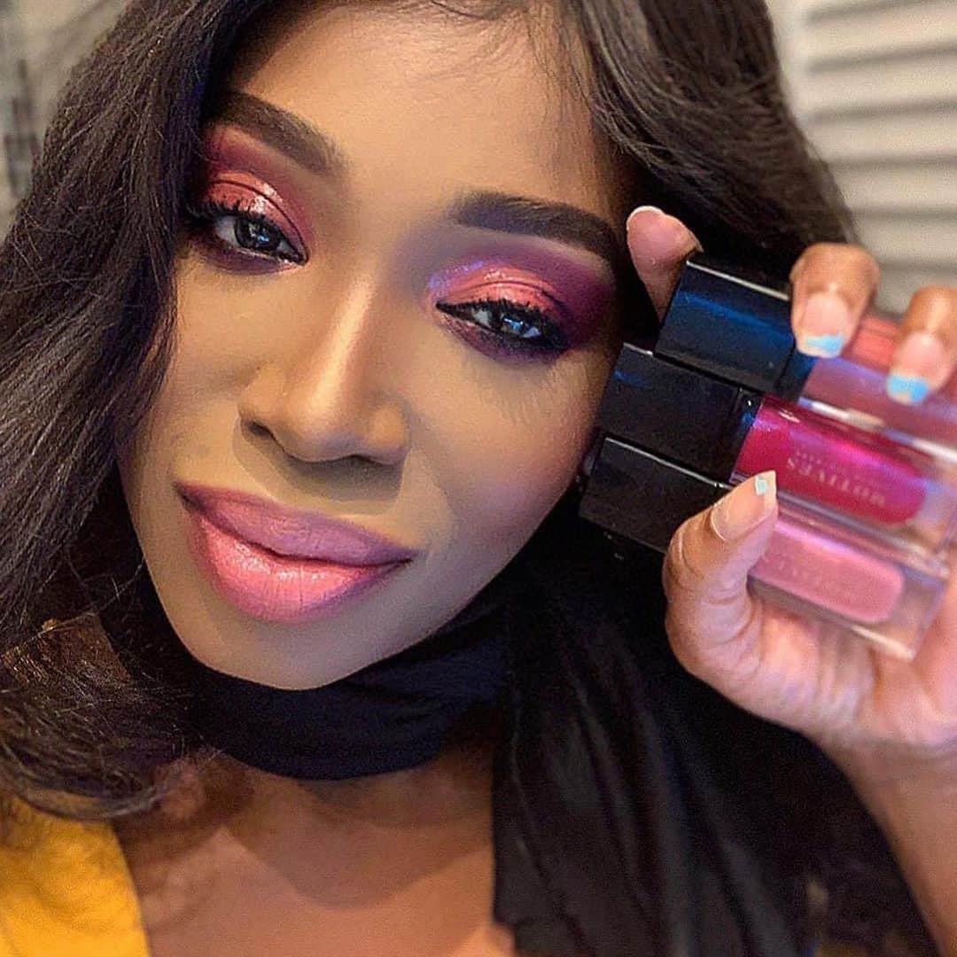 Motives Cosmeticsさんのインスタグラム写真 - (Motives CosmeticsInstagram)「Lip Glaze two ways. ✨ This glossy eye look using Motives Lip Glazes and the @lala X #Motives Static Palette is so gorgeous!   Motives Beauty Advisor, @cvidamotives,  used ‘My Type’ on lips with ‘Crush’ in the middle and “My Type” + ”Crush” + ‘Bashful’ on her lid! Tap to shop Lip Glazes.💋  #beautyadvisor #motivesbeautyadvisor #lipglaze #lipglosslover #glossylips #glossyeyes #glossymakeup」12月17日 22時56分 - motivescosmetics