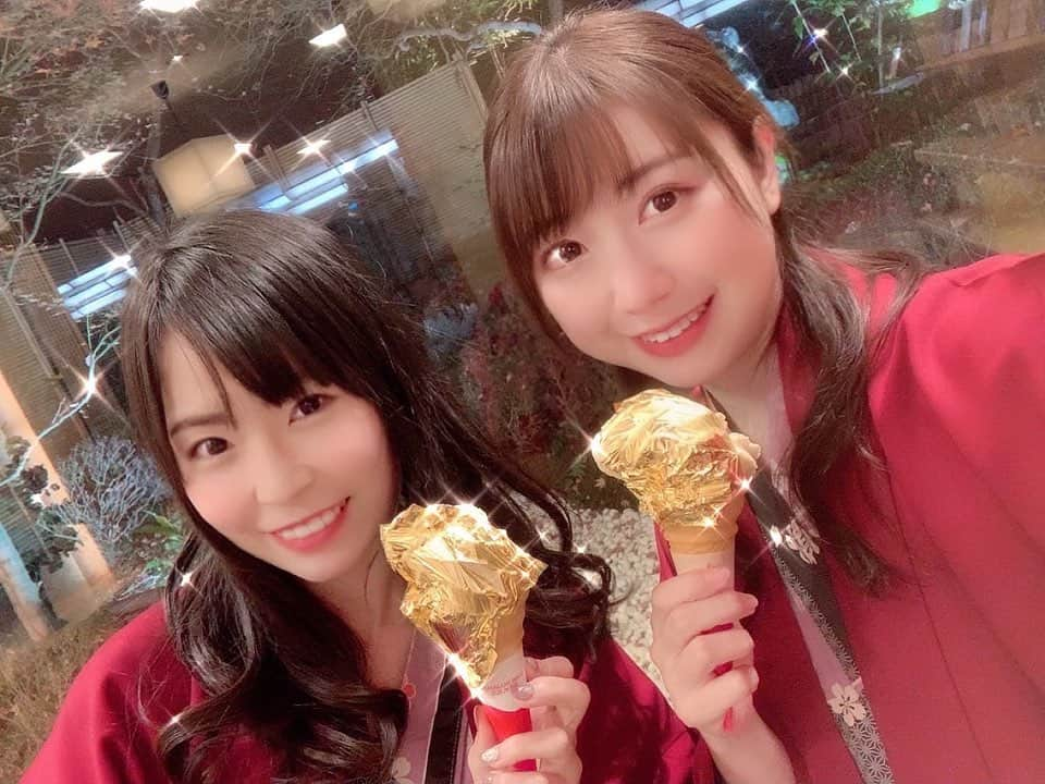 夏目樹里さんのインスタグラム写真 - (夏目樹里Instagram)「#金箔ソフトクリーム 🤩🤩🤩🤩  食べるのもったいなくて、しばらく写真撮りまくってたよー🤣🤳✨  そしてやっぱり美味しくてペロリでした(๑'ڡ'๑)୨🍦幸せ😍  ※食事＆撮影時のみマスク外してます。 ※猿投温泉では感染防止策を徹底されています。 http://sanageonsen.p-castle.co.jp/news/detail/12/  #猿投温泉 #金泉閣 #ゴールドプラン #金箔ソフト #金泉の湯 #豊田市グルメ #ソフトクリーム部  #♨️ #温泉女子 #ななみん #れんれん #かなち #事務所仲間  #ありがとう   #芸能プロダクションBright  #夏目樹里 #アズールシャープ #ボーカル #歌手 #ポートレートモデル #リポーター #MC司会 #followme」12月17日 22時52分 - juri_azure