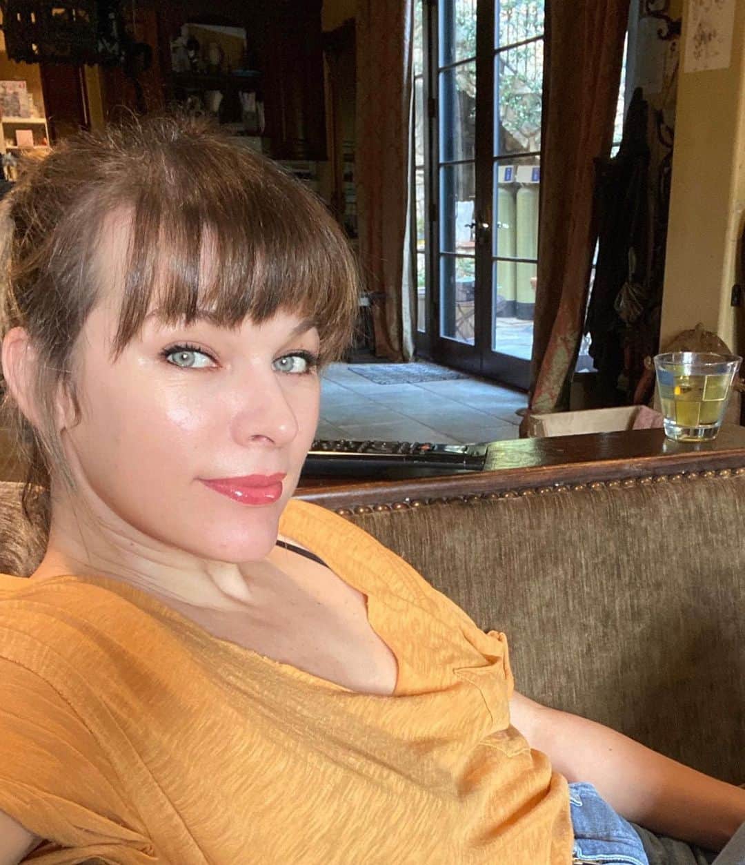 ミラ・ジョヴォヴィッチのインスタグラム：「It’s my birthday! 🥳And it’s quite a milestone! The big 25!! Plus 20😑. But we won’t mention that last part😉 Saying that, I’m grateful for many things. I’m not the biggest a-hole I’ve ever met, so that’s a plus and I’ve got the best family and friends anyone could ever wish for. My fans have been so good to me and allowed me the opportunity to have the career I’ve had for 3 decades, which is literally almost unheard of in this industry and I thank you all so much for the love and support you’ve all given me over the years.❤️❤️❤️ Oh and if anyone is interested, my birthday song of choice is “There’s No Stopping Us” by Ollie and Jerry.😎」