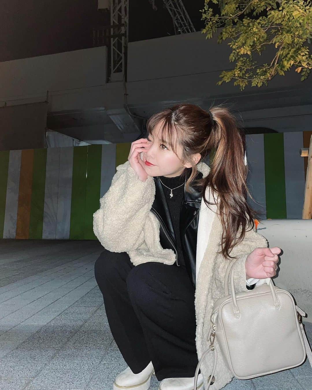 のインスタグラム：「. この前から極寒すぎてダメだ⛄️ 寒いからこそ鍋美味しいし、 イルミネーション綺麗なんだけどなぁあ❄️  . .  #osaka#fashion#smile#make#大阪#関西#AAA#いいね#美容#前髪#イヤリングカラー#ポニーテール#冬コーデ #セクラバさんと繋がりたい」