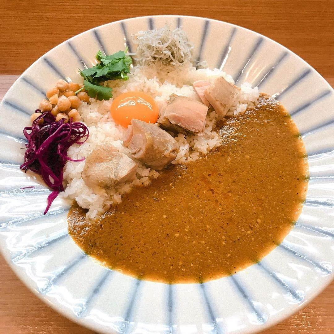 無化調ラーメン「ゆきふじ」のインスタグラム：「本日久しぶりのカレーでした。 やっぱりカレーを作るのは楽しい。 そして食べたお客様の顔を見るのはもっと楽しい。 この瞬間を生きているんだと実感します。  たくさん作ったので、明日まで販売出来るかと思いましたが、思いの外大盛況でほぼ完売です。 途中炊飯が間に合わなく、お断りしてしまったお客様がいらっしゃいますので、そちらの方の為に明日はご用意します。  本日もありがとうございました。 もっと、もっと頑張りますので、今後ともよろしくお願いいたします。  #スパイスカレー #スパイスカレー作り #スパイス #カレー好きな人と繋がりたい #スパイスカレー研究部 #スパイスパワー #チキン #チキンカレー #しらす #パクチー #アチャール」