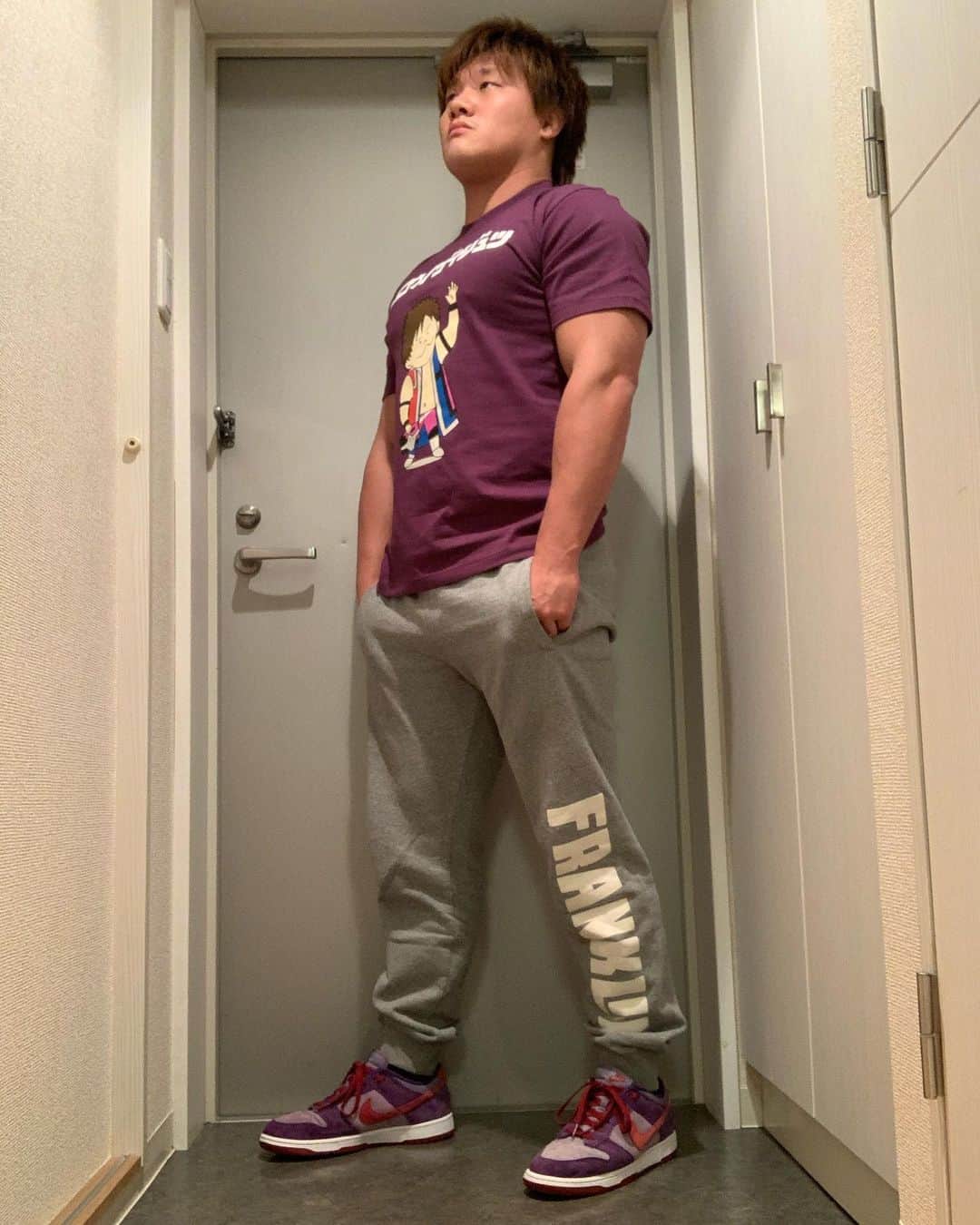 岩本煌史のインスタグラム：「明日は19時からオンラインサイン会！  明日発売される色違いの新Tシャツが届きました！  このTシャツのコーデを自分なりにしてみたのでご購入される方は参考までに🙇‍♂️  T-shirt:ココウノゲイジュツ（size L） Pants:FRANKLIN&MARSHALL Kicks: NIKE DUNK LOW PLUM (2020)  #ajpw #ootd」