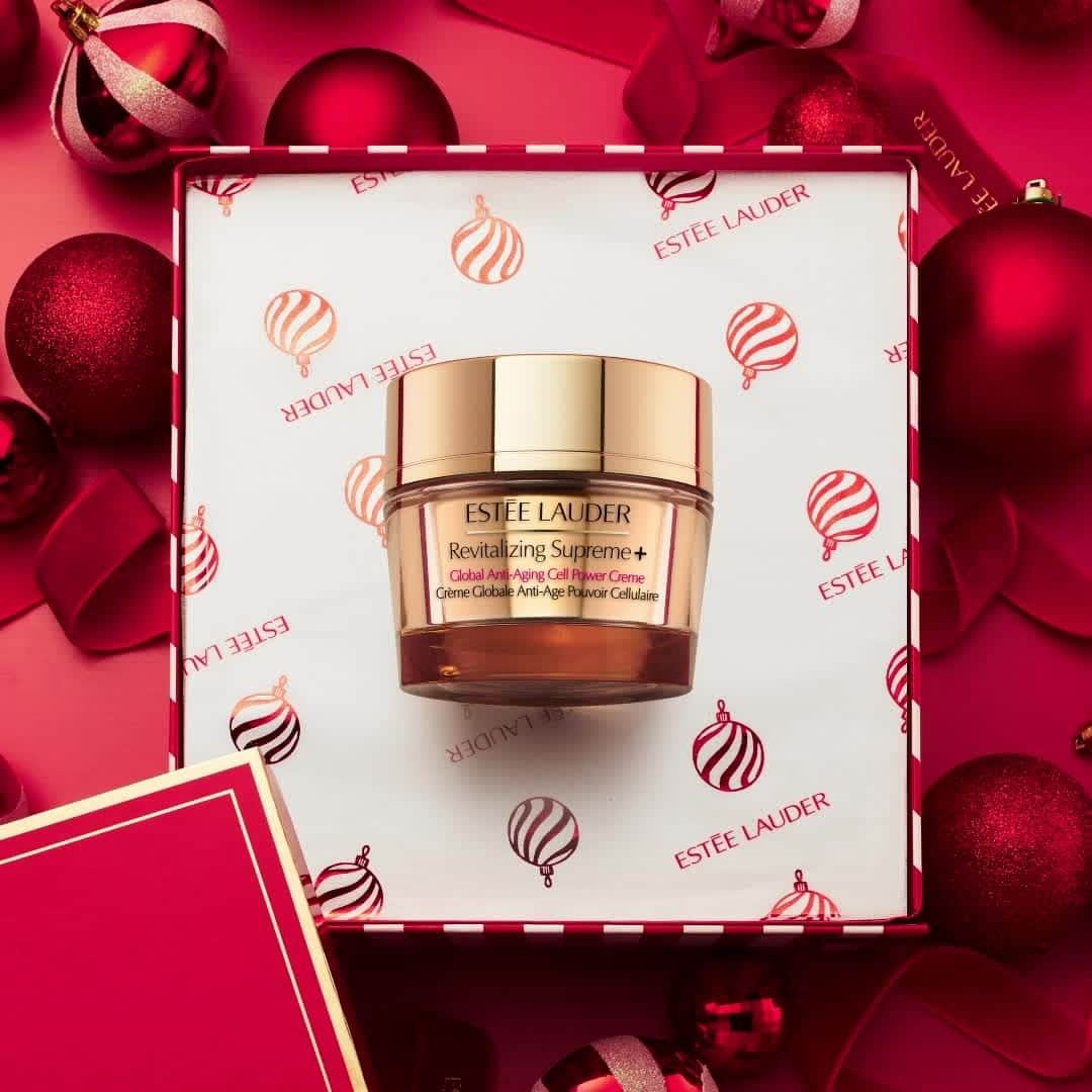 のインスタグラム：「Make the nice list this year when you give the gift of glowing skin❤️ #RevitalizingSupreme unlocks the skin’s full youth potential so that it springs back with new bounce and radiance. Tap to gift and place under the tree. ✨ #GiftWonderland #EsteeWishlist」