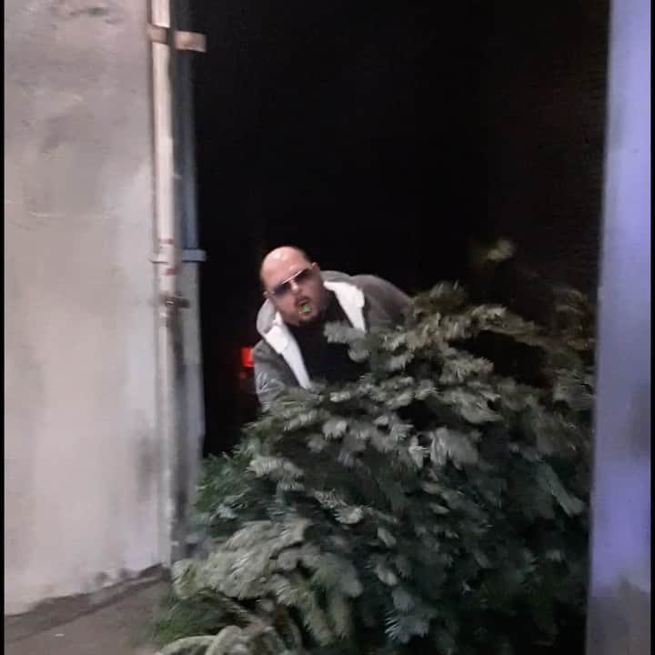 のインスタグラム：「Nothing says Christmas Like ....Basic Man Shit.... 🤖🦾#rollandberry #rollandvsthecat #catgetsanewtoy #catattack #christmasdecor #artchristmas #artstudio #losangeles #manshit #believeinyourself #billionaire #beaman #loveyourself #justlaughitsonlylife #sothisischristmas #blessed #thankful #i❤️cats #wemissyousomuchjason」