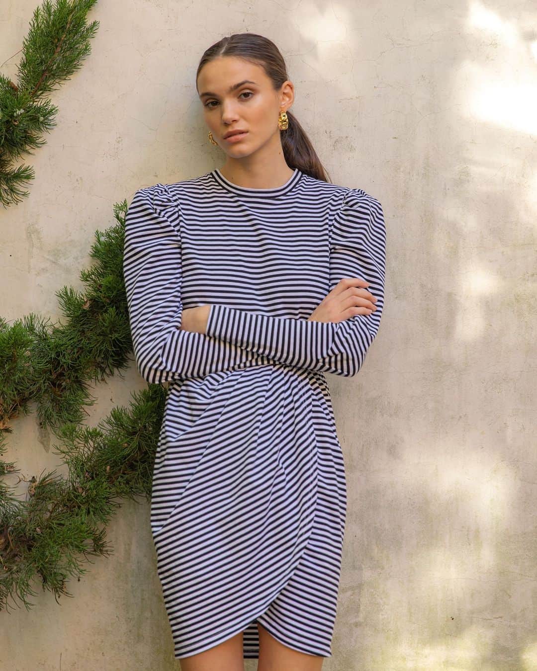 デレクラムのインスタグラム：「Stylish stripes and statement sleeves.」