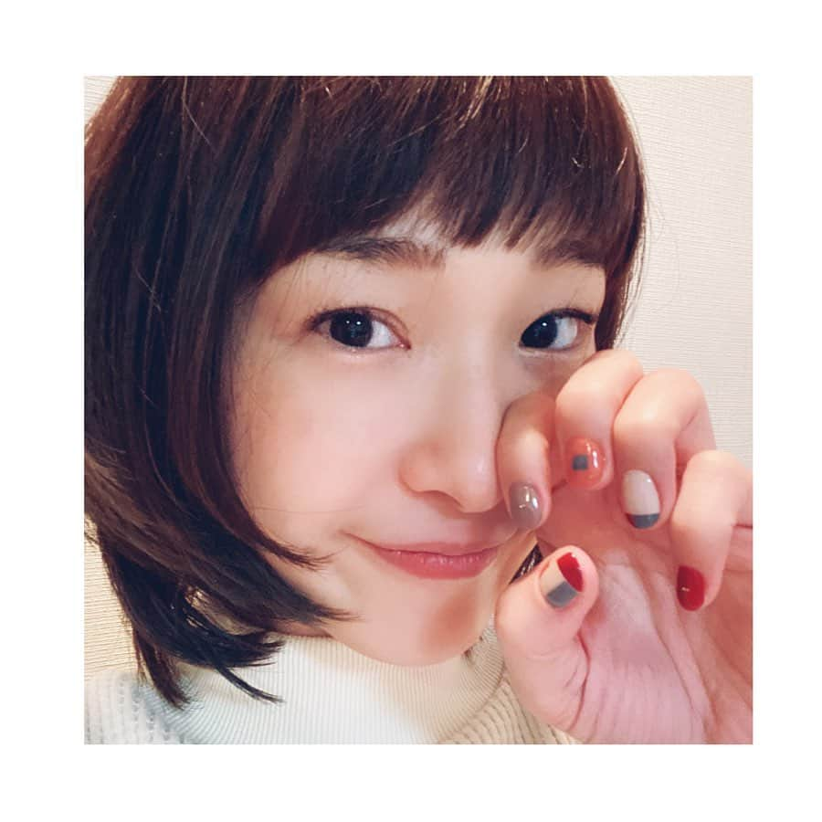 寺崎裕香のインスタグラム：「new nail＊ new hairstyle＊  年内ラストメンテナンス。 「良いお年を〜」  と言う機会が増えてきました。  本当に、心の底から「良いお年を」 って思う。  みんなで、一緒に！元気に！ 年を越しましょうね。  やらねばならぬ事が詰まってる12月。  踏ん張るぞぉ！」