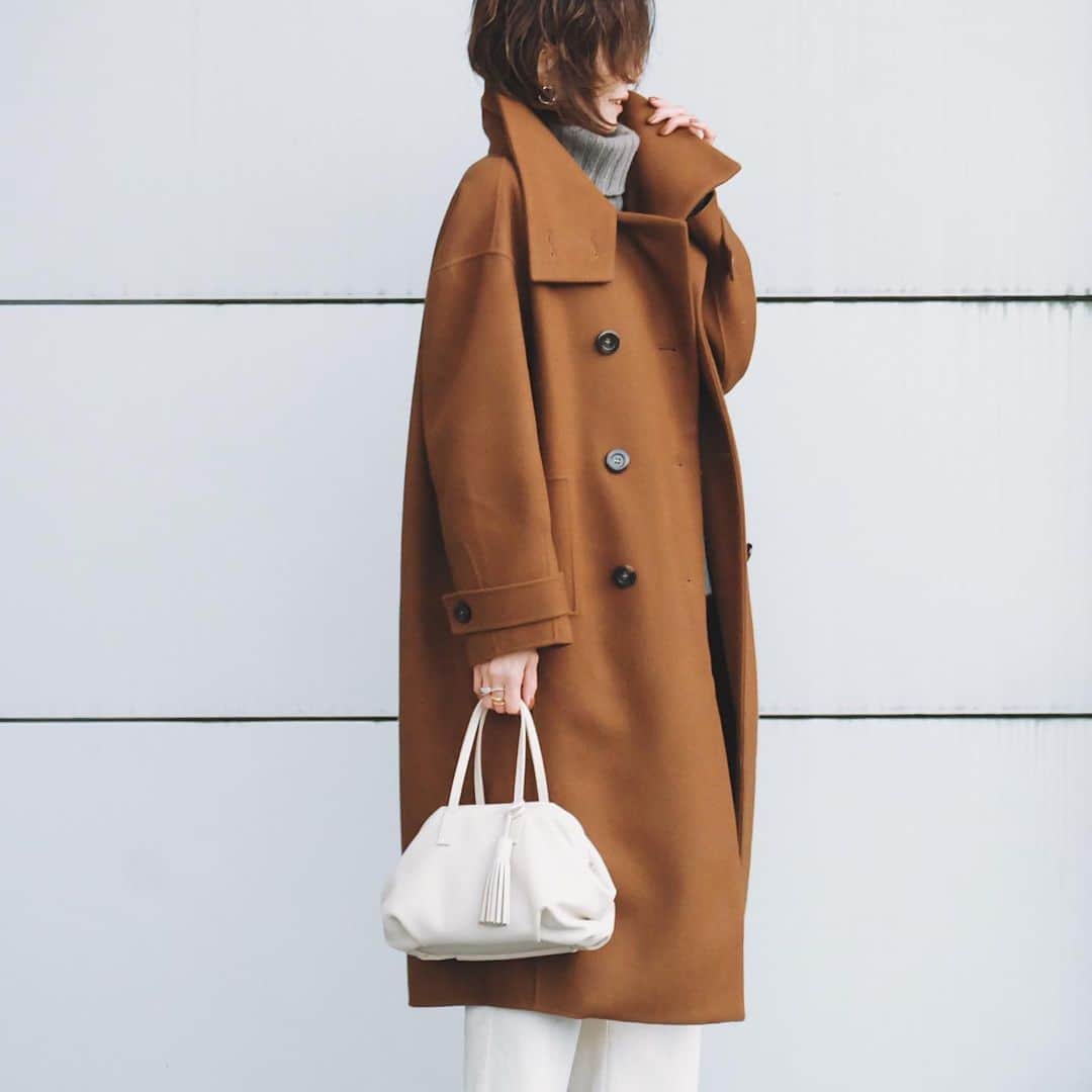 j.chikaのインスタグラム：「👜﻿ ﻿ 明日、12/18 fri.20:00販売開始いたします✨﻿ ﻿ @labagagerie_japon さんと﻿ コラボで作らせていただきましたバッグです♡﻿ ﻿ ﻿ 小さなバッグは可愛いけれど﻿ サブバッグがないと荷物が💦﻿ ﻿ 常々思っていた﻿ コンパクトで大容量﻿ 実際に使いやすく﻿ トレンドに関わらず﻿ 長く使えるバッグ👜﻿ ﻿ 有難いことに﻿ カタチにしていただきました✨﻿ ﻿ ﻿ コンパクトだけど見た目以上の収納力。﻿ サブバッグなしでも充分入る🙆‍♀️﻿ 大きく開く開口部は中が見渡せ﻿ しかもワンアクションで開閉できます。﻿ ﻿ ﻿ 6枚目以降に S,Mサイズそれぞれに﻿ リアルな荷物を入れた写真を載せました。﻿ （統一感なくお恥ずかしいのですが💦）﻿ 大きさの参考にしてください🙏﻿ ﻿ ﻿ 色々書くと長〜くなってしまうので😂﻿ 発売日の19時からLiveでご紹介いたします♪﻿ お時間がございましたら﻿ ぜひぜひご覧くださいね☺️🙏❤️﻿ ﻿ ﻿ ストーリーハイライトもぜひ♡﻿ ﻿ ﻿ frame soft leather bag﻿ S/M ﻿ 6色展開﻿ S ¥20,000+tax.﻿ M ¥25,000+tax.﻿ ﻿ 【素材】﻿ 表地:牛革﻿ 裏地:レーヨン﻿ ﻿ 【サイズ】﻿  S  幅:13-25cm 高さ:19cm﻿ マチ:14cm 重量:400g﻿ ストラップ長さ:102-113cm﻿ M 幅:16-28cm 高さ:21cm﻿ マチ:17cm 重量:520g﻿ ストラップ長さ:102-113cm﻿ ﻿ 【仕様】﻿ 2WAY(ロングストラップ×1)﻿ ﻿ 【メイン開閉】﻿ 口枠﻿ ﻿ 【ポケット数】﻿ 内側:オープン1、ファスナー1﻿ ﻿ 【付属品】﻿ タッセルチャーム﻿ ﻿ ﻿ よろしくお願い致します😊﻿ ﻿ #labagagerie#ラバガジェリー#バッグ」