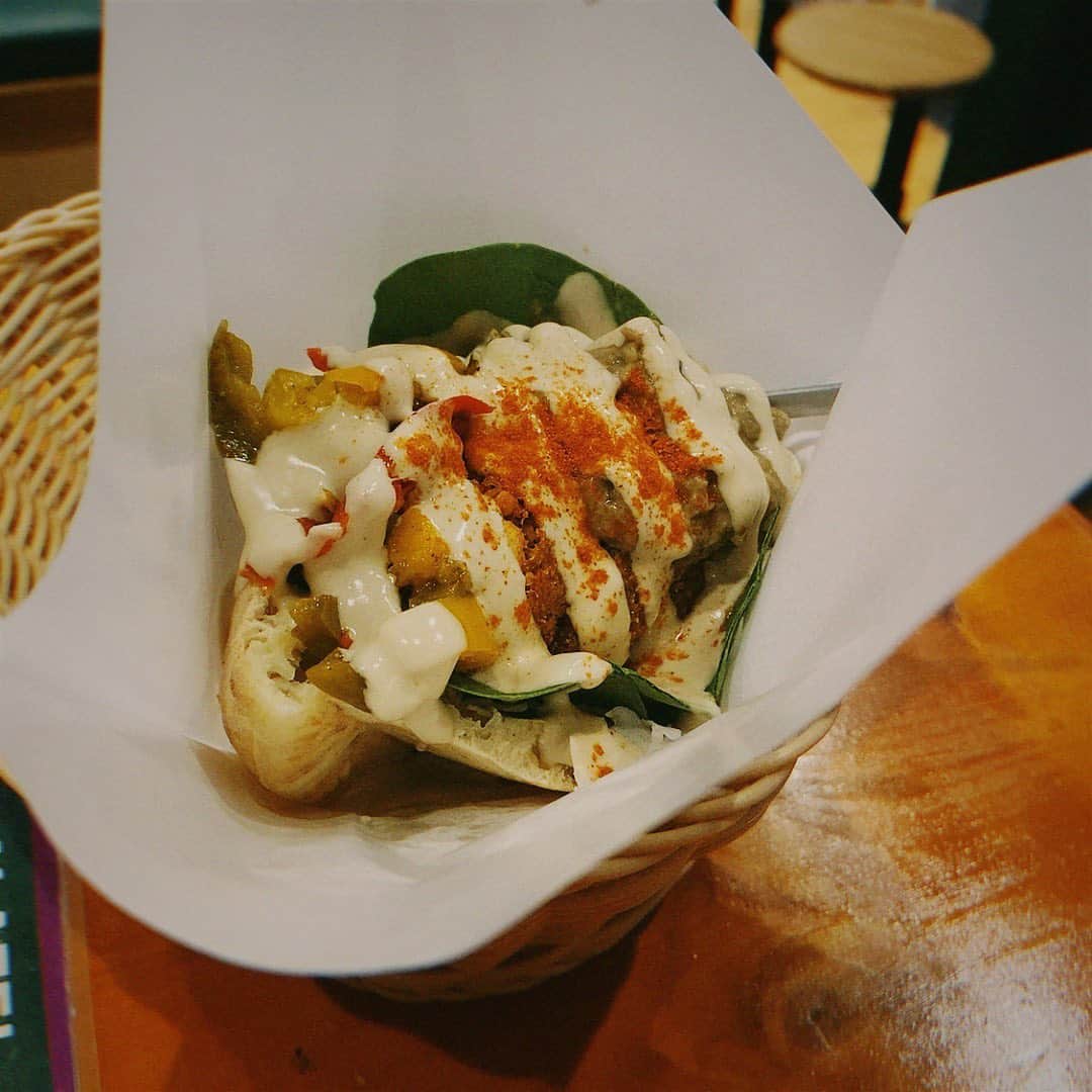 西山なずなのインスタグラム：「Falafel sandwich🤤🤤🤤」