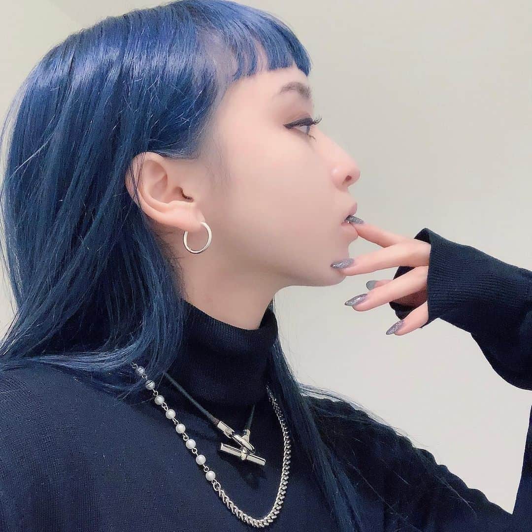 aoiのインスタグラム：「最近自撮りばっかですいません…笑 @aletta_jewelry_official のピアスを最近ゲットしました！シルバー925でこの絶妙な大きさのピアス探してた🙏🏻✨」