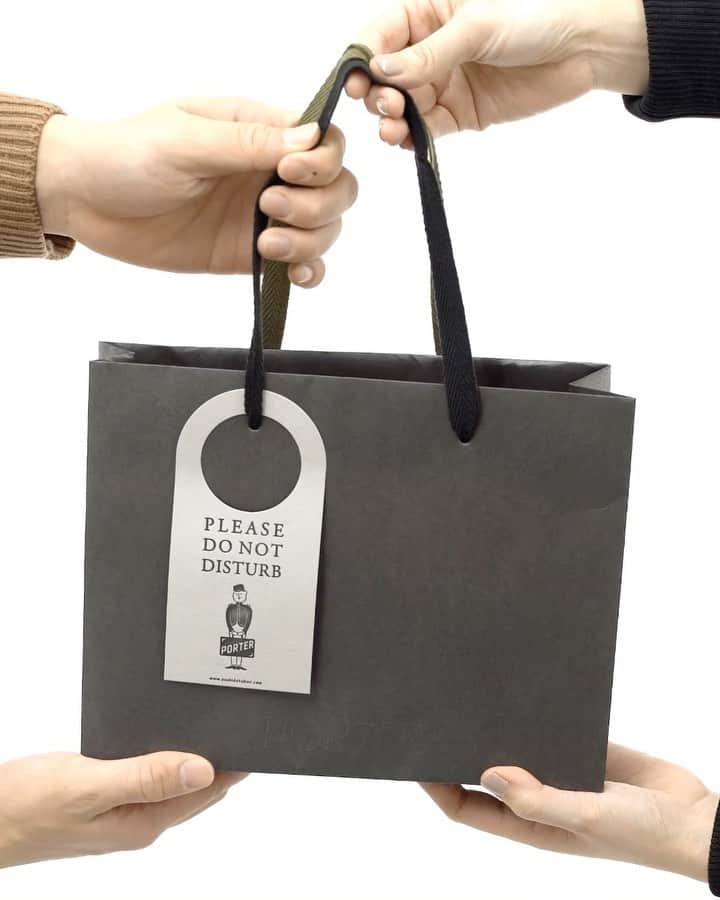のインスタグラム：「. “HAPPY HOLIDAYS GIFT COLLECTION”  日頃より吉田カバンをご愛顧いただきありがとうございます。   PORTER SHOP各店では、ご家族や大切な方へのギフト、自分へのご褒美にぴったりなショップオリジナルアイテムを多数取り揃えています。  ぜひこの機会にお立ち寄りください。 皆さまのご来店を心よりお待ちしております。  Happy Holidays!  “HAPPY HOLIDAYS GIFT COLLECTION”  Thank you for cherishing our products.  At each PORTER SHOP store, we offer a lot of exclusive items that are perfect as gifts for your family and loved ones, and as a reward for yourself.  Please stop by on this occasion. We are sincerely looking forward to your visit.  Happy Holidays!  #yoshidakaban #porter #luggagelabel #porteryoshida #madeinjapan #japan #85thanniversary #heatandsoulintoeverystich #porterflagshipstore #porterstand #porterexchange #kudachikabyporter #potr #christmas #xmas #present #gift #happyholidays #merrychristmas #吉田カバン #ポーター #クリスマス #プレゼント #ギフト」