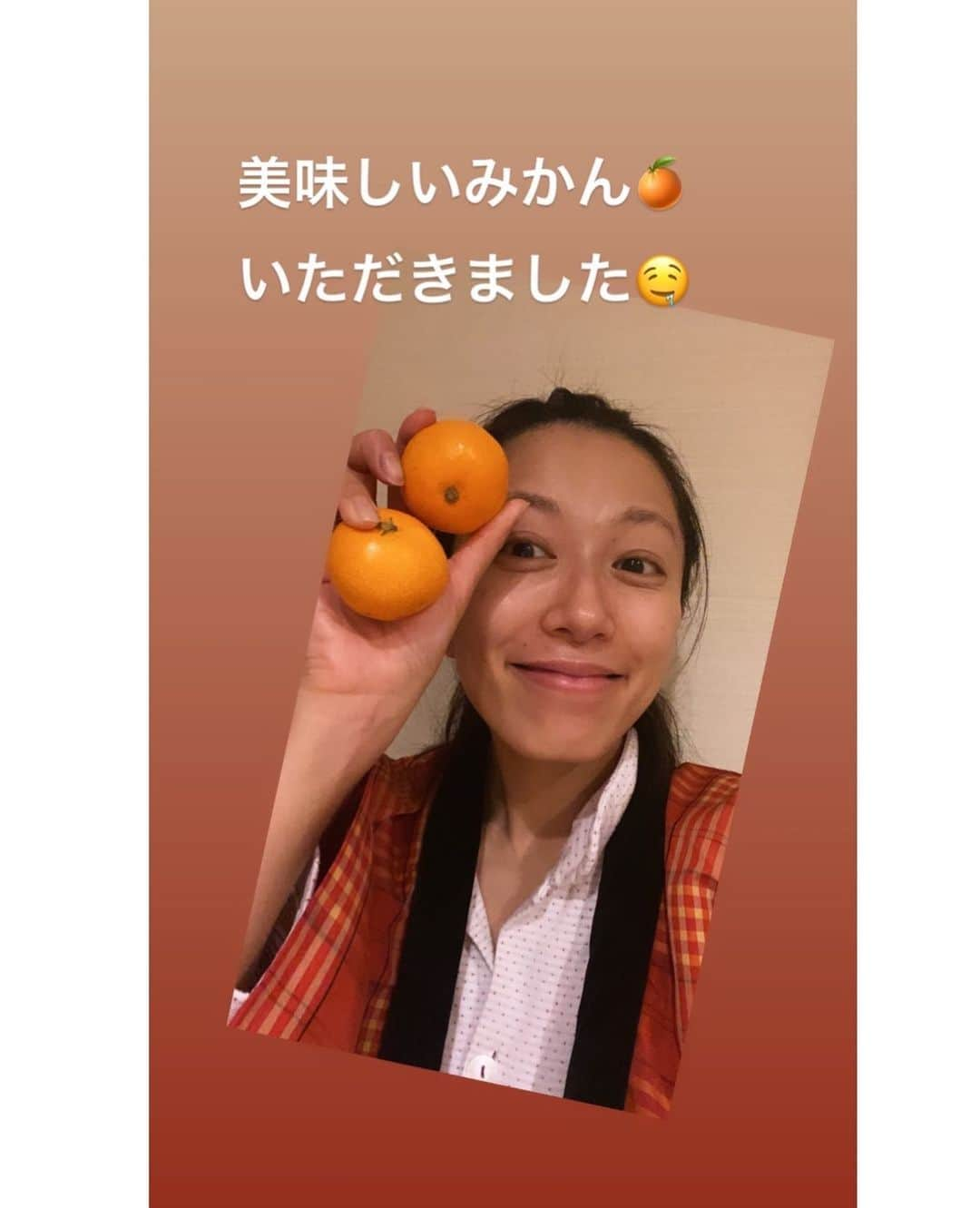 里田まいさんのインスタグラム写真 - (里田まいInstagram)「寒くなってきましたね。ミカン、おいしいなぁ。  なーんか、今日の私は、息子に怒ってばかりだったな。。。  今思うと、そんなに怒ることあったんだろうか？  もっと上手い伝え方があったんじゃないか？  ただ、楽しむだけではいられない。  可愛がるだけではいられない。  今日はそっちの日だったようだ。  明日はもう少し、おおらかな気持ちで子供たちに接してあげられたらいいな😂  自分ではそんなつもりはないが、、、 きっと私の頭の中は、子供たちでいっぱいだ❤️  皆さんは今日はどんな一日でしたか？？  お疲れ様でした👏」12月17日 23時06分 - maisatoda_official