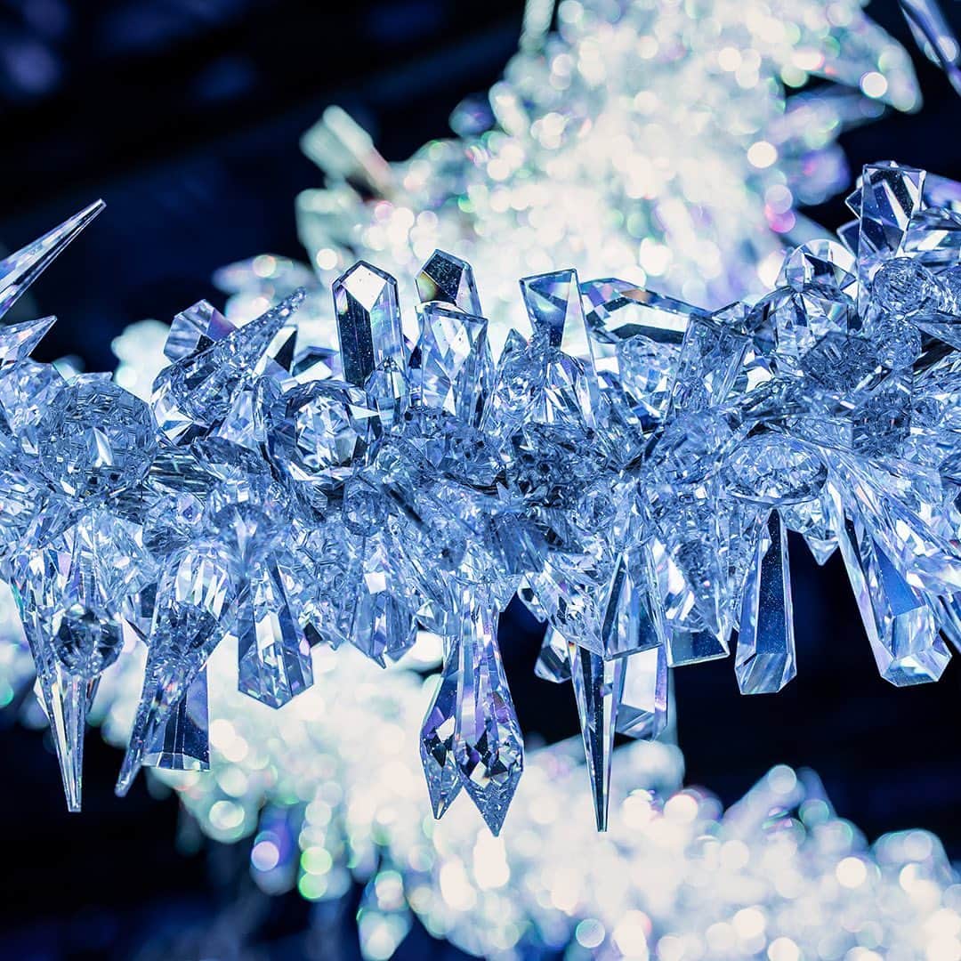 のインスタグラム：「Who knew a tree branch could be so extraordinary? The Ice Branch chandelier is a key feature of Silent Light, a crystal tree in the fairy-tale landscape gracing the art stage. Lose yourself in the magic by paying a visit this winter at Swarovski Kristallwelten Store in Vienna’s city center.  @tordboontje #Swarovski」