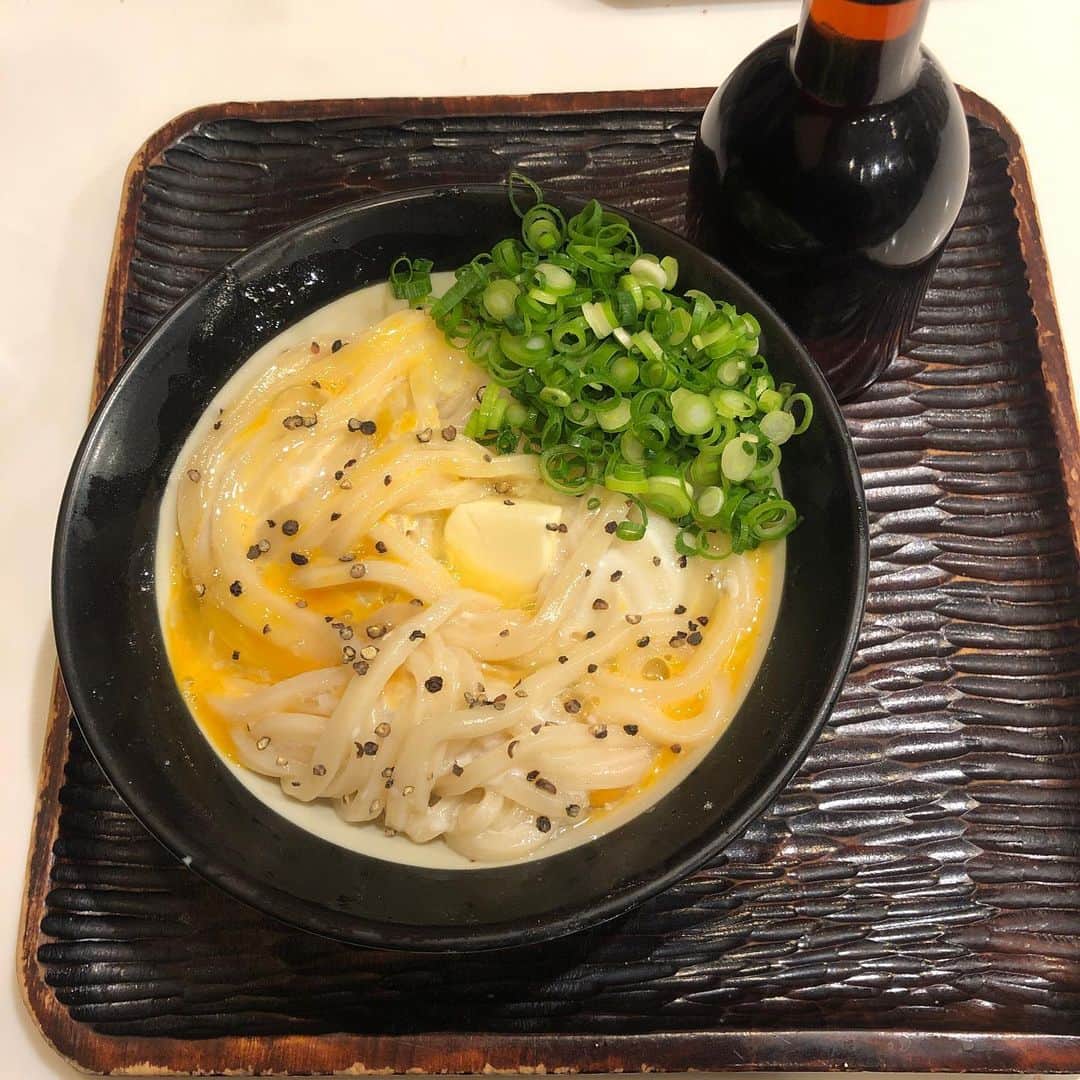 ゴンのインスタグラム：「神保町の食べログ一位のうどん屋さん  『丸香』 【釜揚げうどんのカルピスバター味】 めちゃくちゃ旨いと評判なので行って来ました！  和風カルボナーラな感じで、麺は腰がありブラックペッパーがいい感じに効いててめちゃくちゃ美味しかった〜😆」