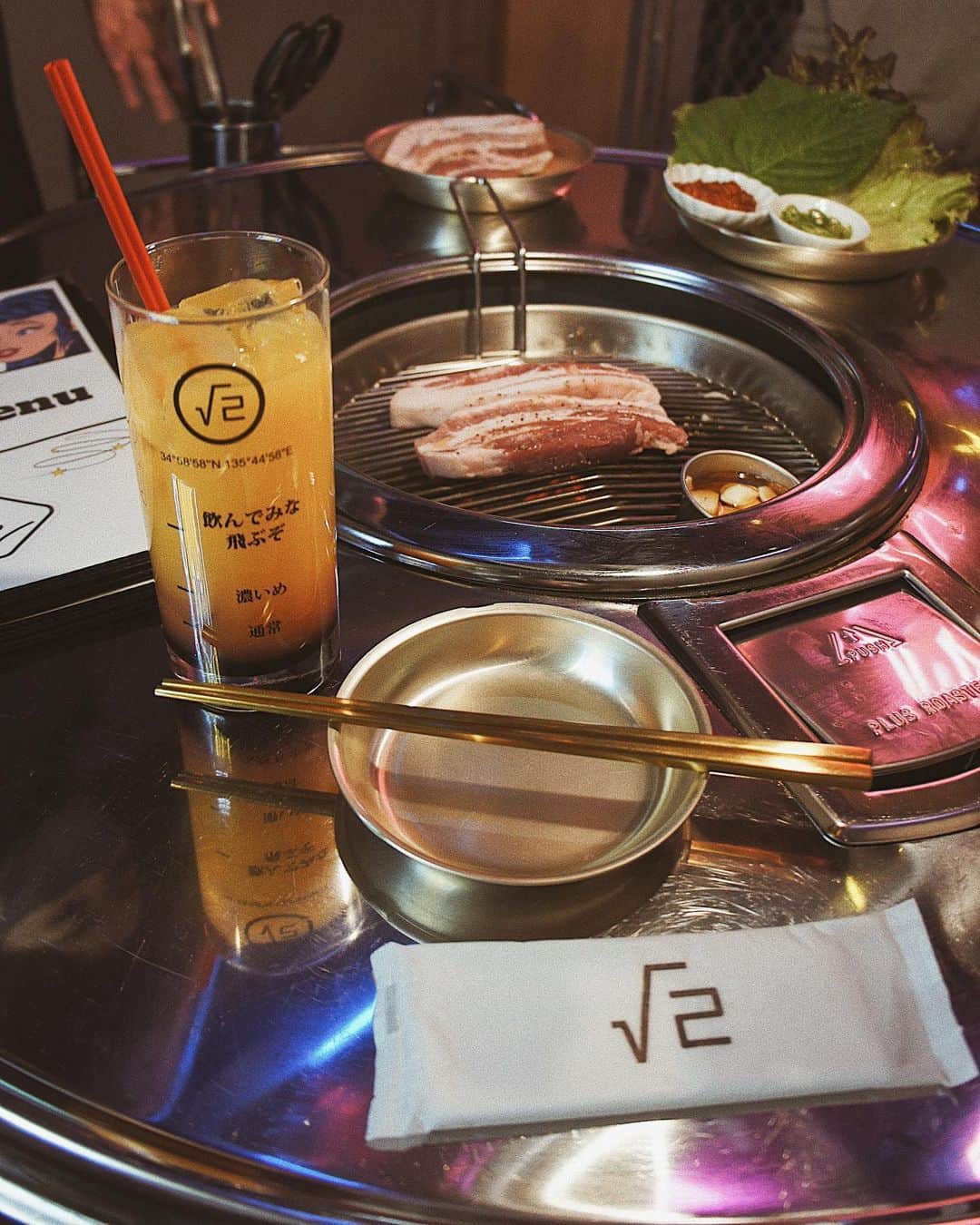 MEGのインスタグラム：「〜　√ 弍食堂　〜 ㅤㅤㅤㅤㅤㅤㅤㅤ 先月の11/10にOpenした @root2_shokudo 💙 分厚いお肉を焼いてくれてサムギョプサルがおいっしい。他にもドラゴンカルビなど色んなメニューがある！ ナムルとキムチのお通しおかわり自由🌟 店内可愛くて、韓国にいる気分になれる場所。また行きたい〜 ㅤㅤㅤㅤㅤㅤㅤㅤㅤㅤㅤㅤㅤ 動画vetはリールに・・📸 📍京都駅(八条西口より徒歩５分) ㅤㅤㅤㅤㅤㅤㅤ #root2食堂 #京都グルメ #サムギョプサル #焼肉 #京都 #韓国料理」