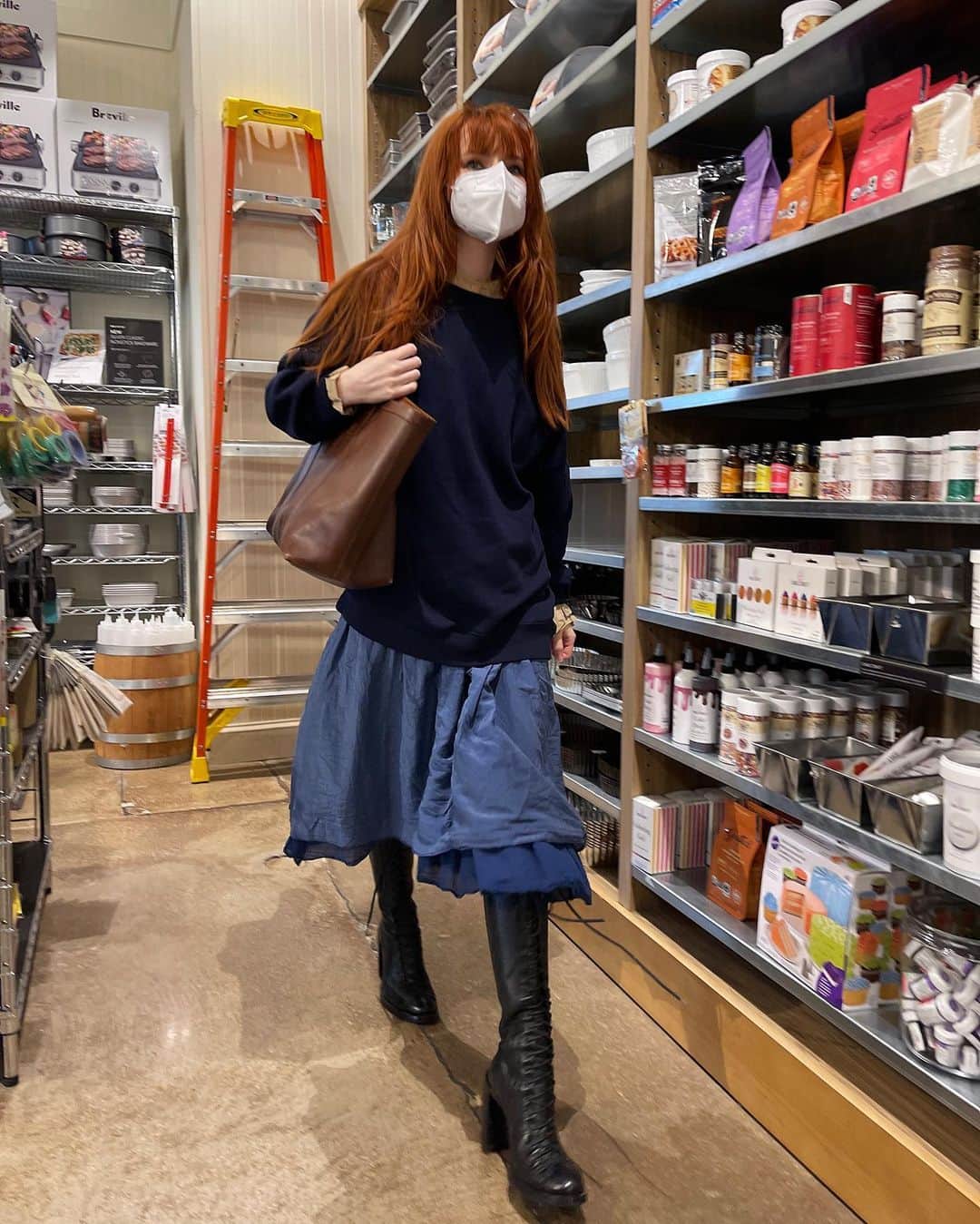 ジェーン・アルドリッジのインスタグラム：「Two no regret quarantine purchases: this @cpshades dress I found secondhand for 30 dollars and the @entireworld Giant sweatshirt. And my beloved Ann D boots I’ve treasured so many years! I’m trying to post my quarantine outfits even if they’re uneventful 😂 otherwise I might forget how to entirely.」