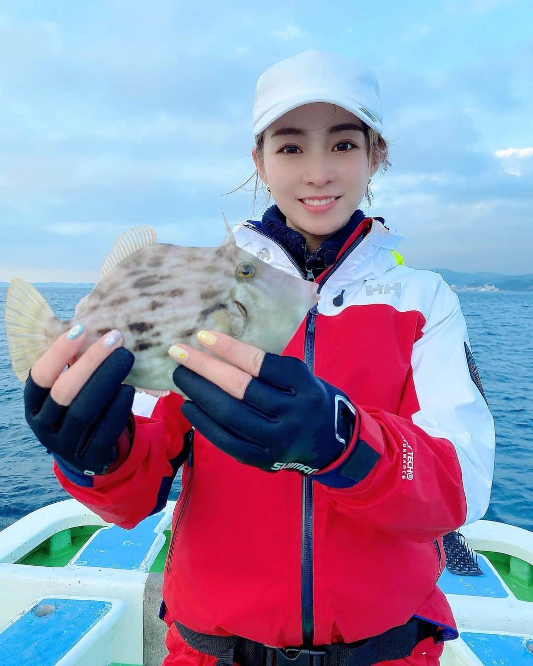 利水翔のインスタグラム：「. . 『TSURI na KIBUN #8』﻿ ご視聴頂きありがとうございました😊❤️﻿ ﻿ カワハギ釣り🐟﻿ とても繊細な釣りで おもしろかったです🥰﻿ ﻿ 菜乃花さんとの2度目の釣り﻿ 楽しかったーーーー🥺💕﻿ ﻿ ﻿ ※この投稿の カワハギ🐟顔真似写真も見つけてみて下さいね😊✨笑  ﻿ 楽しそー！！やりたーい！などなど😆﻿ ﻿ 皆様に少しでも﻿ 楽しんで頂ければ嬉しいです🥰﻿ ﻿ 再放送も是非見て下さい😘﻿ ﻿ ﻿ ﻿ ﻿ #enjoy #smile﻿ #ootd #happy﻿ #fishing #angler﻿ #fation #winter﻿ #冬 #釣り#ツリジョ﻿ #コーディネート #撮影 ﻿ #釣りガール #利水つばさ﻿ #ファインダー越しの私の世界﻿ ﻿」