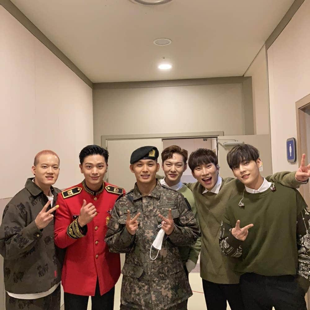 ウングァンさんのインスタグラム写真 - (ウングァンInstagram)「BTOB Forever 🤟  ( with 우리 마음 속 일훈이 )💙」12月17日 23時10分 - btob_silver_light