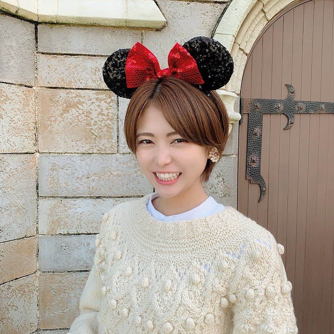 前田亜美のインスタグラム：「. . ちょっと前にDisneyland。 行けました𖤣𖥧𖥣｡. . 新アトラクションは見事に当たらなくて乗れなかったけど…🥺🥺🥺🥺. . . 満喫したなーーー🥨.. . . あ！冬こそ脱毛したい派なので… @kireimo_official もこの間行ったよ🌿🌿🌿. . . 肌のトーン明るくなるし行けてよかった‪ 𓈒𓏸. . メンズも髭脱毛とかおすすめだよ！マスク生活して肌荒れとか気になると思うから…剃らなくていいし脱毛したらちょーらく🙆🏻‍♀️. .  #キレイモ #KIREIMO #MENSKIREIMO #メンズキレイモ #脱毛 #美容」