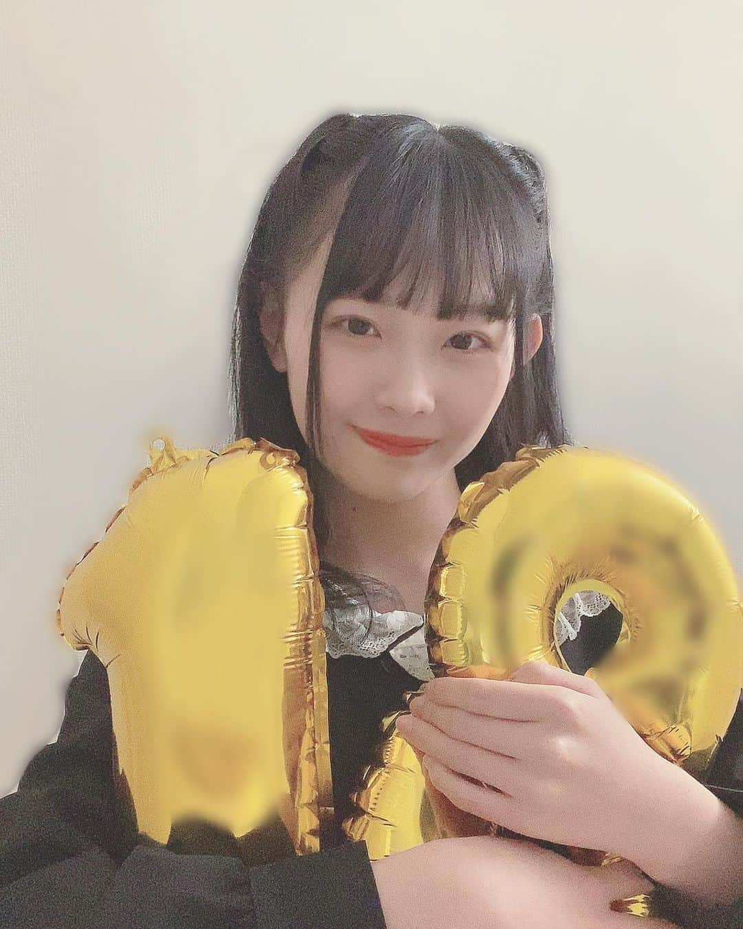 川嶋美晴のインスタグラム：「18歳になりました🌷  数字の風船持つの夢だったんです😌  小さい頃は18歳ってすごく大人だと思っていたけど、 なってみると全然子供でした。  華のセブンティーンが終わってしまったんですが、 スマイレージさんのエイティーンエモーションだと花のエイティーンなので花咲かせたいです🌸  17歳は昇格、BOGグラビア1位などファンの皆さんのおかげで夢を叶えられた年だったので、18歳は自分から掴みにいけるように頑張ります✊🏻✨  18歳もよろしくお願いします✌️  #アイドル #SKE48 #誕生日 #18歳」