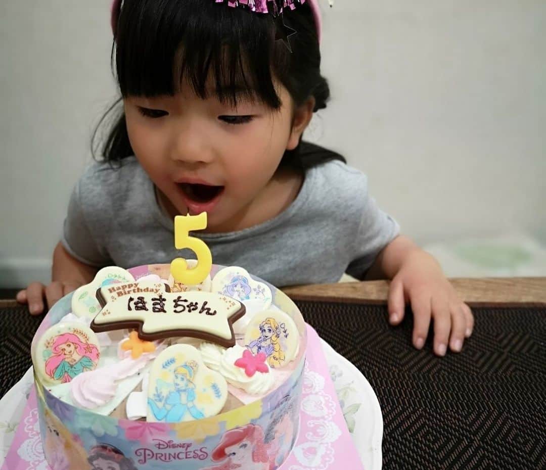 鈴木福さんのインスタグラム写真 - (鈴木福Instagram)「12月17日は僕の妹、鈴木誉の誕生日です！ 5歳になった誉ちゃん！  朝、おめでとうを言うとテンション高そうにニヤニヤしてました(笑)  プリンセスのケーキと飾りで、パーティーしたみたいです！ 僕は一緒にいられなかったのですが、ある方からの素敵なプレゼントを預かりました…(笑) 明日どんな反応するかな！？  誉さんの将来の夢はお笑い芸人だそうです！(笑) 今からトーク力磨かなきゃね！  5歳も頑張れ！誉さん！！  #鈴木誉#誕生日#5歳#おめでとう」12月17日 23時17分 - s_fuku_te