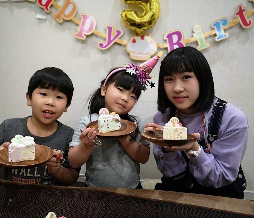 鈴木福さんのインスタグラム写真 - (鈴木福Instagram)「12月17日は僕の妹、鈴木誉の誕生日です！ 5歳になった誉ちゃん！  朝、おめでとうを言うとテンション高そうにニヤニヤしてました(笑)  プリンセスのケーキと飾りで、パーティーしたみたいです！ 僕は一緒にいられなかったのですが、ある方からの素敵なプレゼントを預かりました…(笑) 明日どんな反応するかな！？  誉さんの将来の夢はお笑い芸人だそうです！(笑) 今からトーク力磨かなきゃね！  5歳も頑張れ！誉さん！！  #鈴木誉#誕生日#5歳#おめでとう」12月17日 23時17分 - s_fuku_te