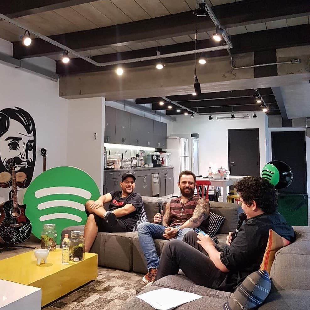 Jorge & Mateusさんのインスタグラム写真 - (Jorge & MateusInstagram)「Um #TBT da nossa visita ao @spotifybrasil e também pra lembrar você de curtir nosso single Lance Individual.」12月17日 23時32分 - jorgeemateus