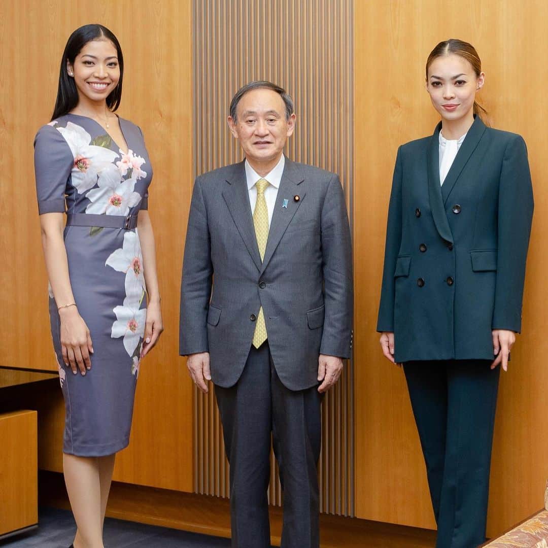 美馬寛子のインスタグラム：「日本語は英語の後にあります。  Today, we paid a courtesy visit to Prime Minister Yoshihide Suga @suga.yoshihide at the Prime Minister's Office.  Miss Universe Japan 2020 Aisha Tochigi @aishatochigi and I had the opportunity for an exclusive meeting to discuss a number of current topics. Some of the highlights below:  This year coronavirus has hampered all of our lives in ways we could never have imagined. For Miss Universe Japan and with the support of Parliamentary Vice-Minister Matsukawa, PIA Corporation, and many others we managed to move forward with our competition. Government support has been instrumental.   We discussed how Miss Universe Japan 2020 Top 5 winners symbolised modern Japan, in which each winner is biracial and has a unique and diverse background. We want to continue discovering young Japanese female leaders and share their achievements to the women of the world showcasing the new wave of change in a still male dominated society. We also wanted to convey the success story of having a company and competition run by women for women selected by women as an example of change.   Lastly we spoke about our thoughts on the importance of women leadership.   A very big thank you to Parliamentary Vice-Minister of Defense, Parliamentary Vice-Minister for the Cabinet Office and Parliamentary Vice-Minister for the House of Councilors, Parliamentary Vice-Minister Matsukawa @rui3668 for creating such a valuable opportunity. Thank you very much for always supporting Miss Universe Japan. Link to the article below and in my bio.    https://prtimes.jp/main/html/rd/p/000001765.000011710.html  首相官邸にて 愛シャと一緒に菅義偉内閣総理大臣を表敬訪問させて頂きました。  対談では、 コロナ禍で今年の日本大会をどのように進めていいのか悩んでいた中、松川政務官、ぴあ株式会社をはじめ、沢山の方々からのご協力により、日本代表を決めることができたこと。 Top5が全員バイレイシャルな、ダイバーシティな現代の日本を象徴するような大会だったこと。 若い日本の女性リーダーを発掘し、今の日本の象徴として、世界へ女性の活躍を発信していきたいこと。 女性たちの声を、女性たちが選んだ女性リーダーを通して日本そして世界に届けていきたい などなど、、、  ミスユニバースジャパンとしての想いをお話させて頂きました。  このような貴重な機会を作ってくださった、防衛大臣政務官兼内閣府大臣政務官・参議院議員松川政務官@rui3668 いつもミス・ユニバース・ジャパン応援してくだり、本当にありがとうございます。  https://prtimes.jp/main/html/rd/p/000001765.000011710.html」