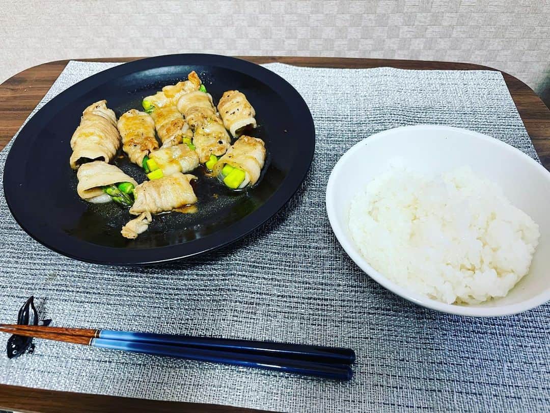 沢村玲/REIのインスタグラム：「飯テロ投下！  今日はcookpadから"豚バラとアスパラの肉巻き"だよーん！  #ワンエン #ONOXmasLive #料理男子  #料理上手になりたい  #cookpad」
