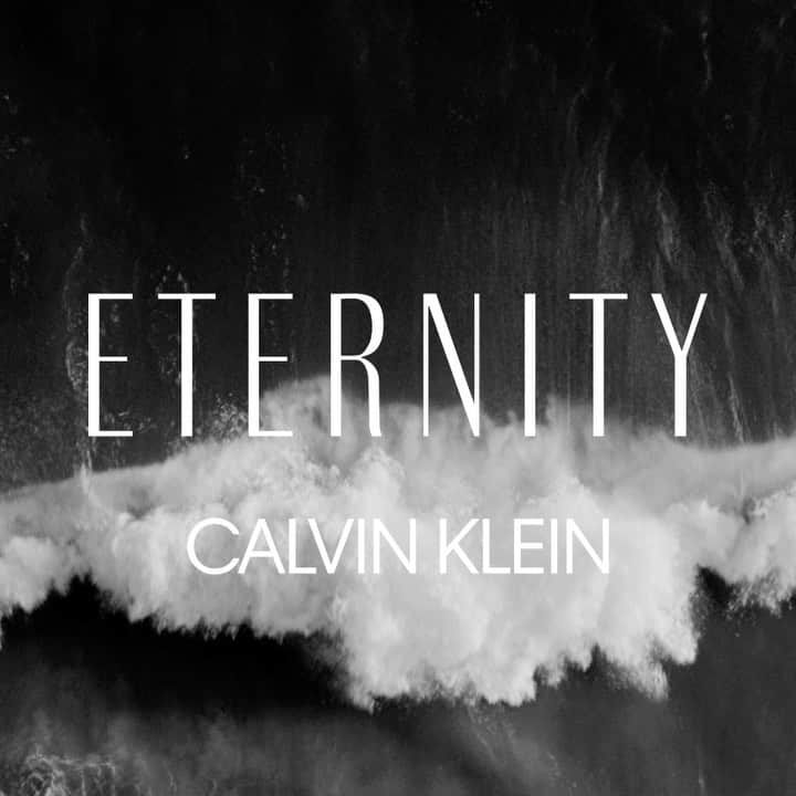 クリスティー・ターリントンのインスタグラム：「Spending the holidays cherishing moments with loved ones #cketernity @calvinklein」
