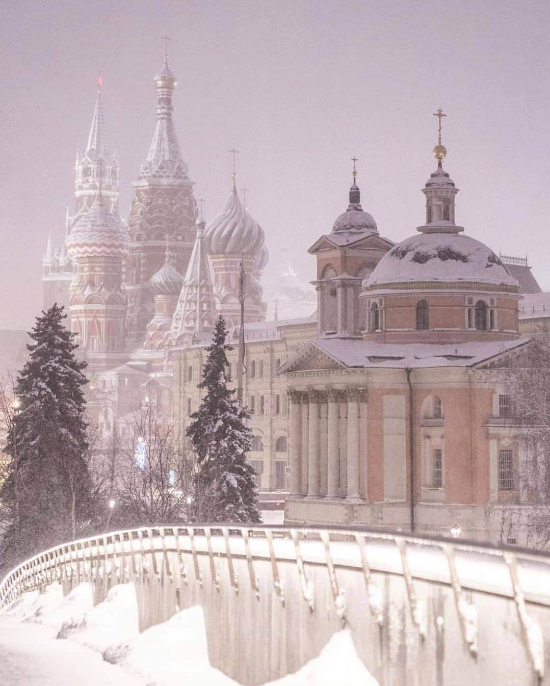 BEAUTIFUL DESTINATIONSさんのインスタグラム写真 - (BEAUTIFUL DESTINATIONSInstagram)「A visual wonder! 🤩 Doesn't Moscow look even more enchanting with snow? Wintertime here is frigid and chilly, so if the cold never bothered you anyway, this destination is one of the best places to visit. ✨  Planning a white Christmas here? Bookmark this for the top things to do! 📝 1. Go ice skating on the Red Square or at Gorky Park. 2. Hop on a snowmobile tour to Shunut Mountain. 3. Delight in delicious treats like kolbasa, lavash, and caviar at the Danilovksy Market. 4. Marvel at the Moscow Museum Of Modern Art (MMOMA). 5. Wander around Tverskaya Street to see Pushkinskaya Square and do some luxury shopping.6. Be in awe of the choir at Saint Basil's Cathedral. 7. Explore the Ural Buddhist Temple. 8. Take part in the annual Russian Winter Festival to experience traditional song and dance, games, crafts, food, and more! 9. Sample traditional wintertime foods like bagels, jam, and tea. 10. Shop for traditional folk crafts at the Revolution Square.   Would you spend your winter here? From 1-10, what would you do first? 🎄  📸 @elena.krizhevskaya 📍 Moscow, Russia」12月17日 23時30分 - beautifuldestinations
