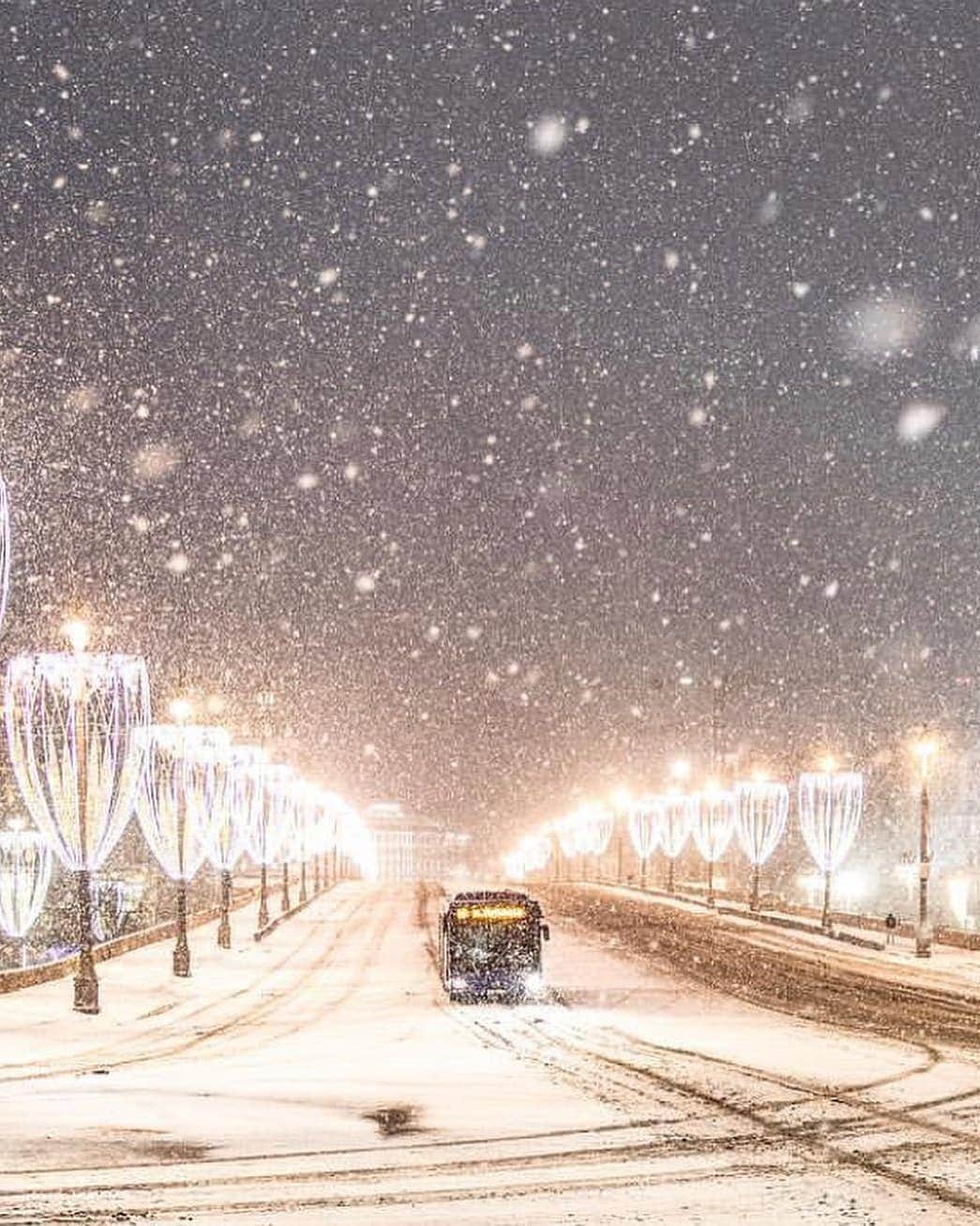 BEAUTIFUL DESTINATIONSさんのインスタグラム写真 - (BEAUTIFUL DESTINATIONSInstagram)「A visual wonder! 🤩 Doesn't Moscow look even more enchanting with snow? Wintertime here is frigid and chilly, so if the cold never bothered you anyway, this destination is one of the best places to visit. ✨  Planning a white Christmas here? Bookmark this for the top things to do! 📝 1. Go ice skating on the Red Square or at Gorky Park. 2. Hop on a snowmobile tour to Shunut Mountain. 3. Delight in delicious treats like kolbasa, lavash, and caviar at the Danilovksy Market. 4. Marvel at the Moscow Museum Of Modern Art (MMOMA). 5. Wander around Tverskaya Street to see Pushkinskaya Square and do some luxury shopping.6. Be in awe of the choir at Saint Basil's Cathedral. 7. Explore the Ural Buddhist Temple. 8. Take part in the annual Russian Winter Festival to experience traditional song and dance, games, crafts, food, and more! 9. Sample traditional wintertime foods like bagels, jam, and tea. 10. Shop for traditional folk crafts at the Revolution Square.   Would you spend your winter here? From 1-10, what would you do first? 🎄  📸 @elena.krizhevskaya 📍 Moscow, Russia」12月17日 23時30分 - beautifuldestinations