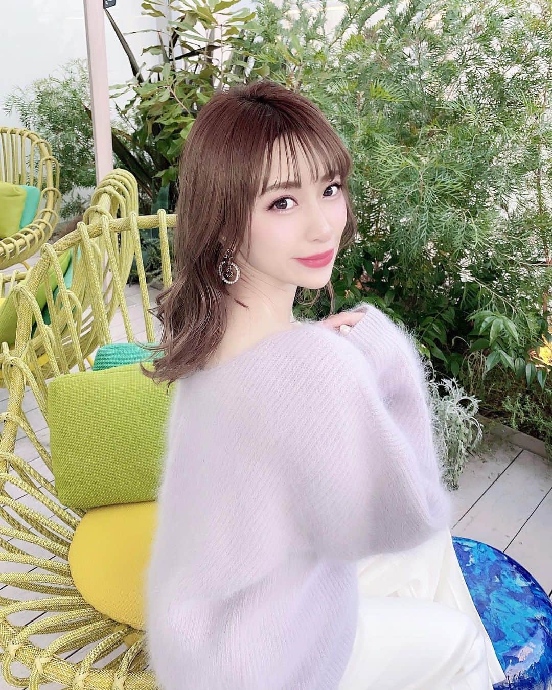 新部宏美さんのインスタグラム写真 - (新部宏美Instagram)「イプサの#グロウアルティメイトコレクション 🖤🖤🖤 冬の乾燥にも負けない密着感とカバー力があるファンデ☺️少量でもすごくのびるから軽い付け心地だよ❄️ * 仕上げ用のバームは頬の高い位置に指先でとんとん🎶と乗せる感じでうるうるな艶肌に🥰 艶肌が好きな人にはすっごくオススメの限定セットです🎄❤️💫 * * * #IPSA#イプサ#グロウアルティメイト#アルティメイト#バーム#ファンデーション#クリームファンデ#クリームファンデーション#艶肌」12月17日 23時40分 - piromin_1202