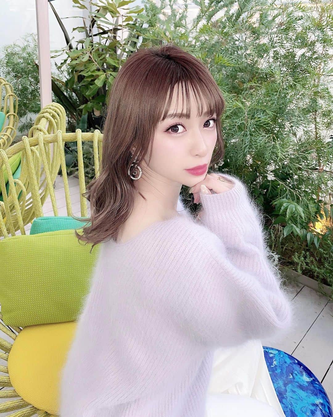新部宏美さんのインスタグラム写真 - (新部宏美Instagram)「イプサの#グロウアルティメイトコレクション 🖤🖤🖤 冬の乾燥にも負けない密着感とカバー力があるファンデ☺️少量でもすごくのびるから軽い付け心地だよ❄️ * 仕上げ用のバームは頬の高い位置に指先でとんとん🎶と乗せる感じでうるうるな艶肌に🥰 艶肌が好きな人にはすっごくオススメの限定セットです🎄❤️💫 * * * #IPSA#イプサ#グロウアルティメイト#アルティメイト#バーム#ファンデーション#クリームファンデ#クリームファンデーション#艶肌」12月17日 23時40分 - piromin_1202