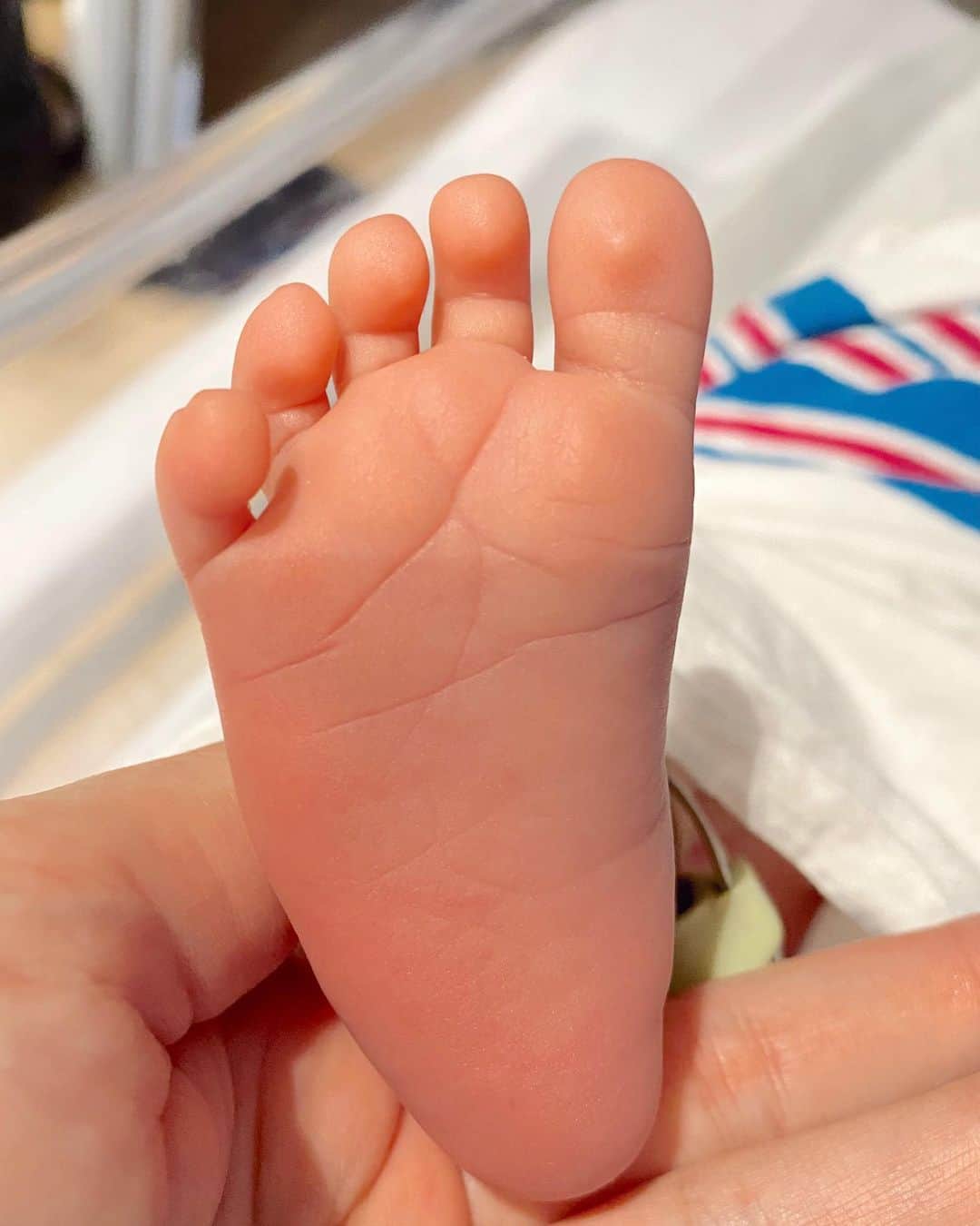 クララ・アロンソのインスタグラム：「Christmas came early this year 😍 #newborn」