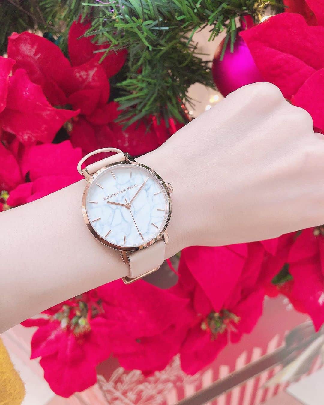 高橋里彩子さんのインスタグラム写真 - (高橋里彩子Instagram)「オーストラリアの時計ブランドのクリスチャンポール★﻿ ﻿ @christianpaulwatches_jp の時計⏰✯﻿ ﻿ ﻿ 私の使ってた時計最近止まっちゃってて使えてなかったの😭﻿ ﻿ これはシンプルなデザインだけどゴールドで上品な感じ✨﻿ ﻿ ﻿ 定番の1番人気シリーズで、﻿ マーブル（大理石）モチーフで、使いやすい🤭🌸﻿ ﻿ ペアセットでも人気のブランドだよね💗💗﻿ ﻿ ﻿ ﻿ 今回は #christianpaul さんのご好意で﻿ あたしのフォロワーさんのための﻿ クーポンコードを作ってくださいました🙌🏻 ﻿ ﻿ ﻿ ﻿ 20％OFFクーポンコード：CPAUL2020﻿ （2/28まで有効、公式サイト使用のみ↓）﻿ https://christianpaul.net/fs/christianpaul/CouponCode.html﻿ よかったら使ってください💕﻿ ﻿ ﻿ ﻿ ﻿ ﻿ ﻿ ﻿ ﻿ ﻿ ﻿ #christianpaul_jp #christianpaulwatches  #christianpaulwatches_jp #クリスチャンポール、#クリスチャンポール新作 #冬コーデ #ファッション  #クリスマスツリー #メリークリスマス #かわいい #watch #時計 #腕時計 #腕時計倶楽部 #ペアアイテム #ペアウォッチ #ギフト #手元コーデ  #プレゼント #Pink #マーブル #ペア #クリスマス #クリスマスプレゼント #クリスマス #Christmas #サンタ」12月17日 23時34分 - konkonwanwan