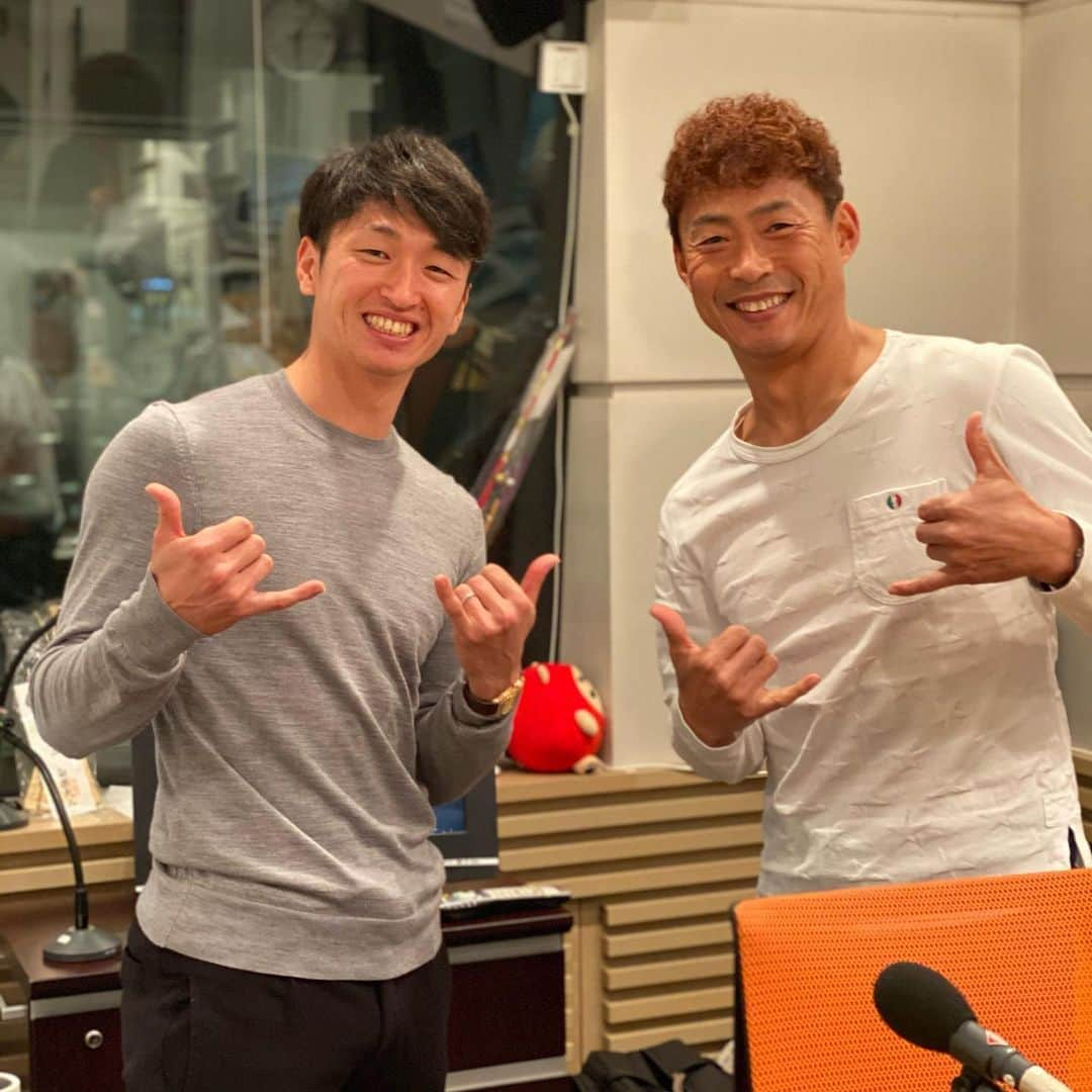 桧山進次郎のインスタグラム：「近本光司選手‼️  本日のABCラジオ "ラジオで虎バン"に出演してくれました😁  そう言えば入団してからじっくり話した事なかったなぁ。  いやぁ〜しっかりしてるわ‼️  自分が若い頃と違う🤭  こりゃあ来シーズン更に活躍する事間違いないっす👍 #近本光司 選手 #選手会長  #阪神タイガース  #abcラジオ  #ラジオで虎バン  #桧山進次郎」