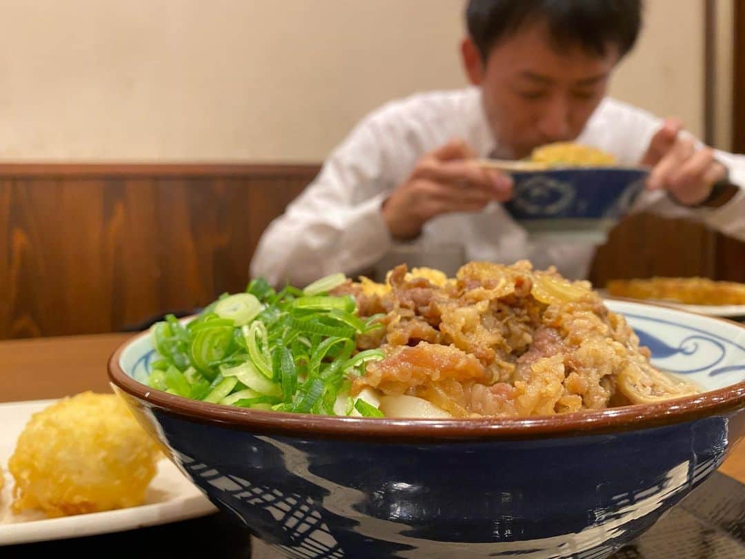 のインスタグラム：「DAZNの実況も終わり、今度は春高バレーの実況に向けて切り替えです。先輩は高校サッカーの実況準備を進めています。ひとまず腹ごしらえに来ました。寒い日にはたまりません、温かいうどん。 #肉うどん  #肉二倍 #肉二倍の向こうの田邉さん #田邉の智彦さん #丸亀製麺」