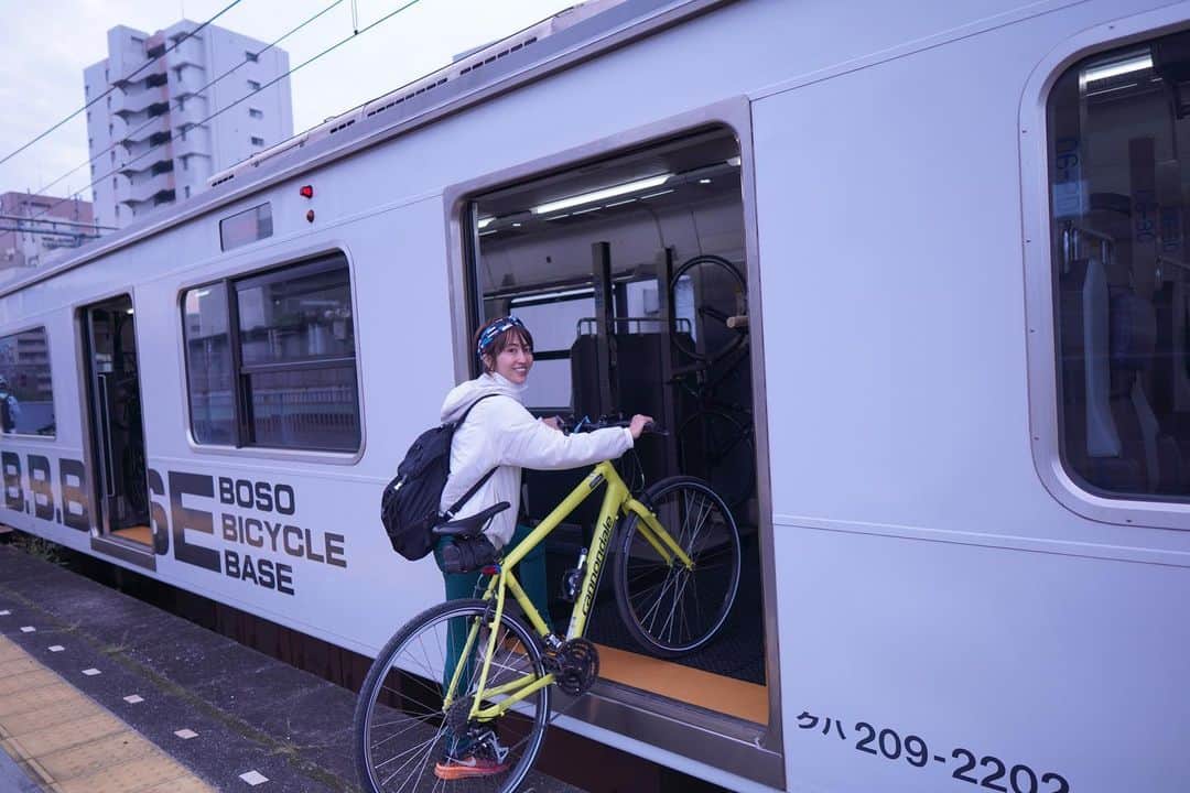 渡辺由布子さんのインスタグラム写真 - (渡辺由布子Instagram)「🚃🚴‍♀️  コロナの影響もあり、旅のスタイルさえ多様化してきた今日この頃。  今回の移動ツールは、車でも船でも飛行機でもなく、電車＋自転車！  世界初とも言われるサイクリスト専用列車として話題の「B.B.BASE（ビービーベース）」に乗って、今年10月に新設した佐原・鹿島コースを巡るツアーに参加しました。発着地は、サイクリストの聖地として知られる両国駅！車内には全席にサイクルラックが付いていてなんとも画期的！取材記事はコチラ  ▶︎ @yolo.style_japan  日本初のサイクルトレインB.B.BASEで行く自転車旅！ハマる輪泊【星野リゾート BEB5土浦】  💻 https://yolo.style/yolo/article/614519/  @jreast_official  @boso_kyujitsu  @kirin_brewery  @beb5tsuchiura  @mavic_jp   #星野リゾート #BEB5土浦  #BBBASE  #cycling #cyclinglife  #cyclist #cyclingphotos  #cyclingtour  #bicycle #weekendgetaway  #JapanTrip #DiscoverJapan  #tbt🔙📸   📍 #Ryogoku( #両国 ) #Tokyo (#東京 ) #🇯🇵」12月17日 23時43分 - watanabe_yuko