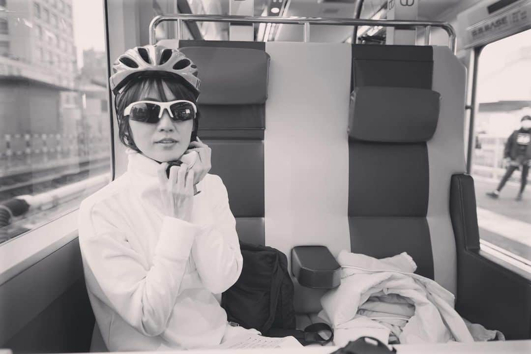 渡辺由布子さんのインスタグラム写真 - (渡辺由布子Instagram)「🚃🚴‍♀️  コロナの影響もあり、旅のスタイルさえ多様化してきた今日この頃。  今回の移動ツールは、車でも船でも飛行機でもなく、電車＋自転車！  世界初とも言われるサイクリスト専用列車として話題の「B.B.BASE（ビービーベース）」に乗って、今年10月に新設した佐原・鹿島コースを巡るツアーに参加しました。発着地は、サイクリストの聖地として知られる両国駅！車内には全席にサイクルラックが付いていてなんとも画期的！取材記事はコチラ  ▶︎ @yolo.style_japan  日本初のサイクルトレインB.B.BASEで行く自転車旅！ハマる輪泊【星野リゾート BEB5土浦】  💻 https://yolo.style/yolo/article/614519/  @jreast_official  @boso_kyujitsu  @kirin_brewery  @beb5tsuchiura  @mavic_jp   #星野リゾート #BEB5土浦  #BBBASE  #cycling #cyclinglife  #cyclist #cyclingphotos  #cyclingtour  #bicycle #weekendgetaway  #JapanTrip #DiscoverJapan  #tbt🔙📸   📍 #Ryogoku( #両国 ) #Tokyo (#東京 ) #🇯🇵」12月17日 23時43分 - watanabe_yuko