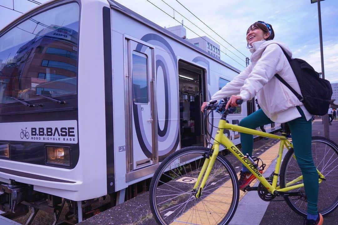 渡辺由布子さんのインスタグラム写真 - (渡辺由布子Instagram)「🚃🚴‍♀️  コロナの影響もあり、旅のスタイルさえ多様化してきた今日この頃。  今回の移動ツールは、車でも船でも飛行機でもなく、電車＋自転車！  世界初とも言われるサイクリスト専用列車として話題の「B.B.BASE（ビービーベース）」に乗って、今年10月に新設した佐原・鹿島コースを巡るツアーに参加しました。発着地は、サイクリストの聖地として知られる両国駅！車内には全席にサイクルラックが付いていてなんとも画期的！取材記事はコチラ  ▶︎ @yolo.style_japan  日本初のサイクルトレインB.B.BASEで行く自転車旅！ハマる輪泊【星野リゾート BEB5土浦】  💻 https://yolo.style/yolo/article/614519/  @jreast_official  @boso_kyujitsu  @kirin_brewery  @beb5tsuchiura  @mavic_jp   #星野リゾート #BEB5土浦  #BBBASE  #cycling #cyclinglife  #cyclist #cyclingphotos  #cyclingtour  #bicycle #weekendgetaway  #JapanTrip #DiscoverJapan  #tbt🔙📸   📍 #Ryogoku( #両国 ) #Tokyo (#東京 ) #🇯🇵」12月17日 23時43分 - watanabe_yuko