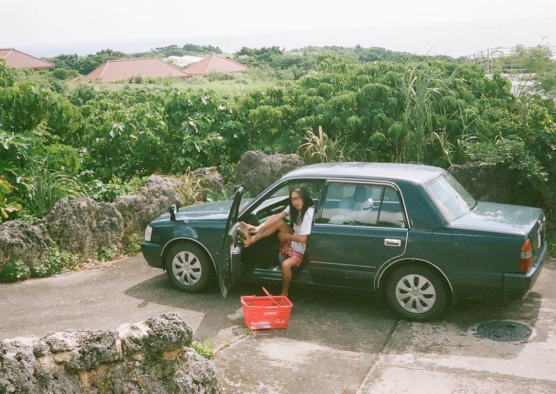 のインスタグラム：「みなさんお疲れ様です🙇  石を買い付けたりぎっくり腰になったり 無くし物しまくったり(通常運転) バタバタしていましたが その中でも沢山の人に会えて 最高に楽しい時間を過ごせました🥰 本当にいつもありがとうございます🥺  宮古島に戻ってきてからも 別に久々でもないのにみんなに会えて 本当に嬉しかった😚笑  つーわけで今年も気がついたら あと少しとか巷では言ってるらしいんですけど  一年とかいうなげーのかみじけーのか ヒトが作った周期も一区切りするらしいので 今年のなんちゃらは今年のうちに 的な感じで新年またいい感じで迎えたいですね😚  引き続きみんなでのびのびのんびり 楽しく行きましょー🥰🌈」