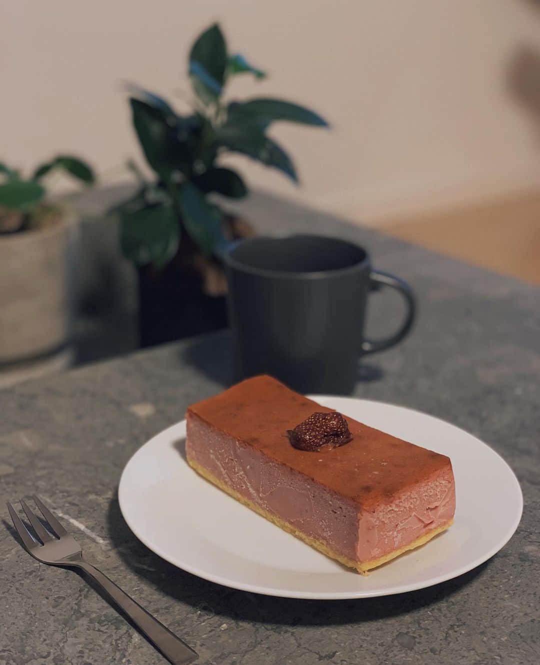 藤木祐凪のインスタグラム：「こんな時間から😶🍓 美味しすぎるアイスケーキ🍰」