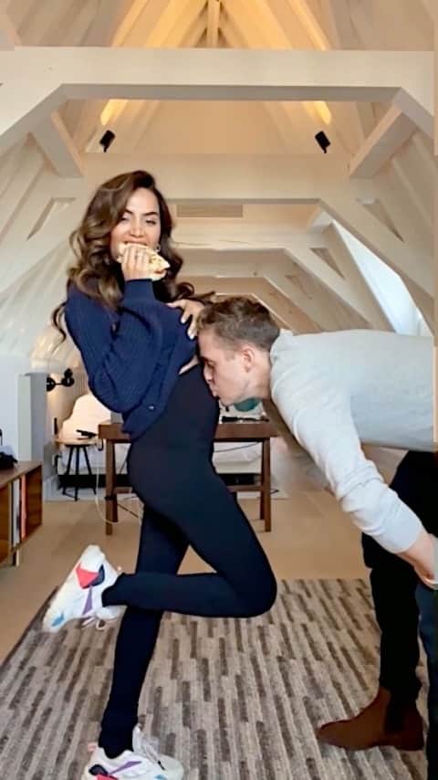 Diipa Büller-Khoslaのインスタグラム：「Shot this a few weeks ago.. we know the gender of our baby now! Can you guess??? 🤰🏽🥰 #thisorthat Location: @kimptondewitt」