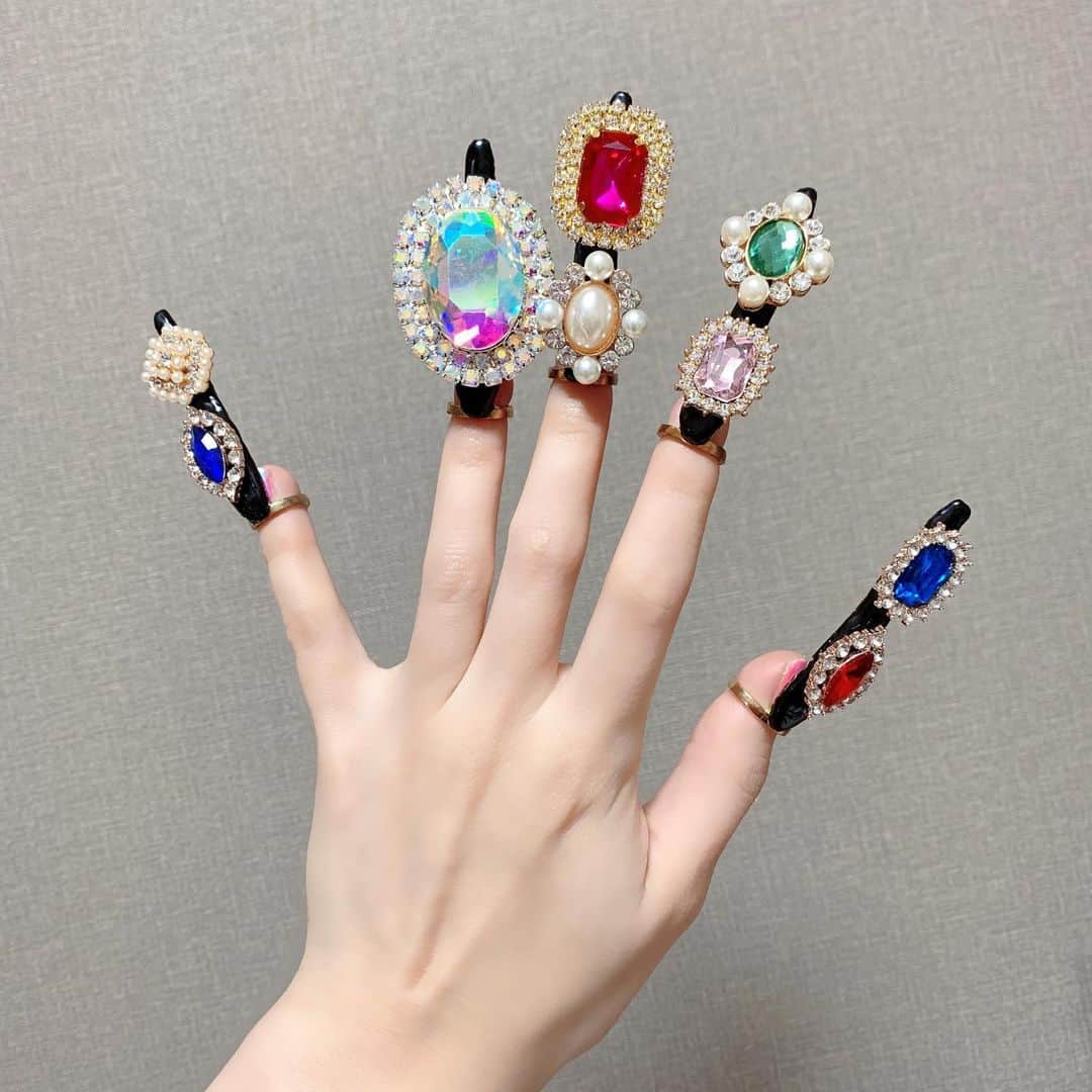 のインスタグラム：「ヤバ🥺💍ウチ天才くない！？❤️🧡💛💚💙  ギャルネイルリング GALNAILRING  #gyaru#GAL#アクセサリー#jewelry#ring#指輪#ネイル #ジェルネイル #ネイルアート #ネイルデザイン #セルフネイル #キラキラネイル #スカルプネイル #ロングネイル #nails #nailart #nail #nailsofinstagram #nailstagram #naildesign #nailsart #nailstyle #naildesigns #nailartist #nailfashion #nailring#ネイルリング」