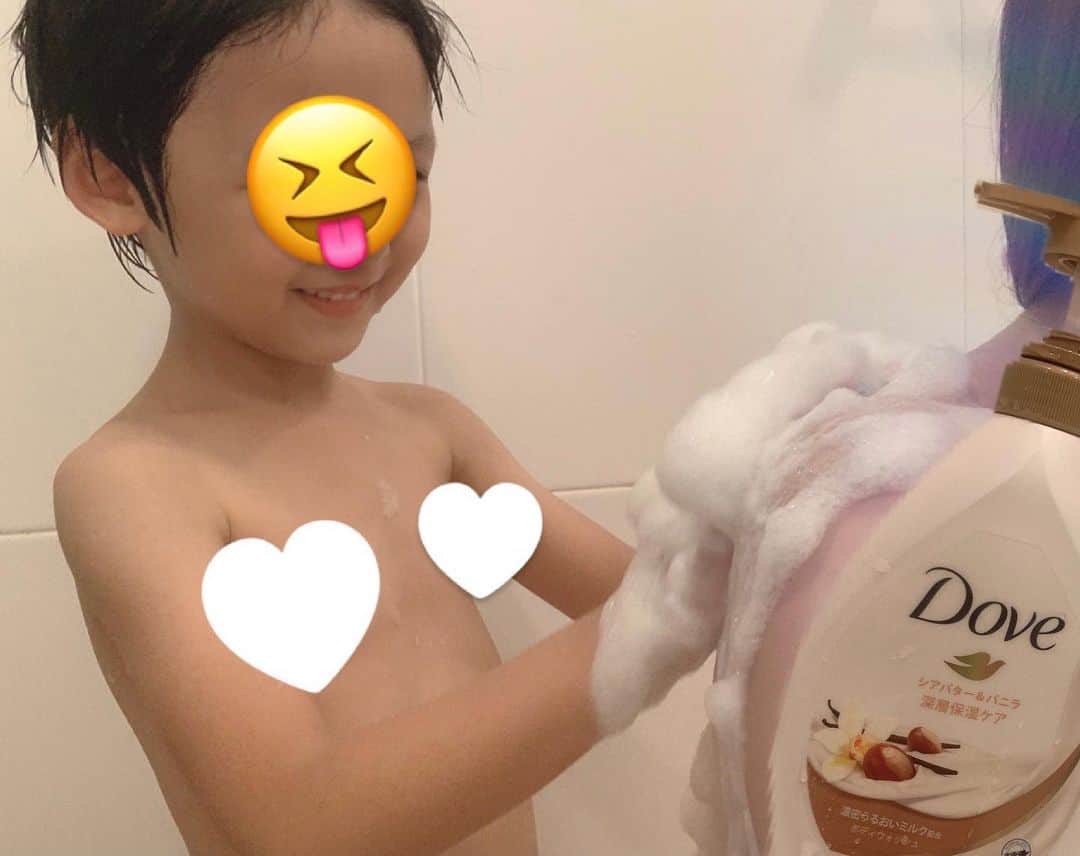 ひかるのインスタグラム：「さいきんおふろの時間がとっっっても楽しいです☺️🛁💕  茶色いダヴはシアバター&バニラ（香料配合）でとってもいい香りがしてリラックスできるし✨ 洗いながらしっかりスキンケア&保湿 泡が濃厚で2プッシュでわたしと息子と全身洗っても余るほど！！！（→swipe ⛄️つくろ〜って遊んでます笑） 優しい泡でゴシゴシ擦らなくてもすーっと全身に伸びる感じがやみつきになってます🥺 洗い上がりはもちろん保湿成分シアバターのおかげで肌本来のうるおいがまもられてしっとり…♡  #茶色いダヴは冬の味方 #ダヴシアバターバニラ #濃厚しっとり肌へ #ボディウォッシュ #美肌フローラ #おうち時間 #お風呂 #🛁 #pr」