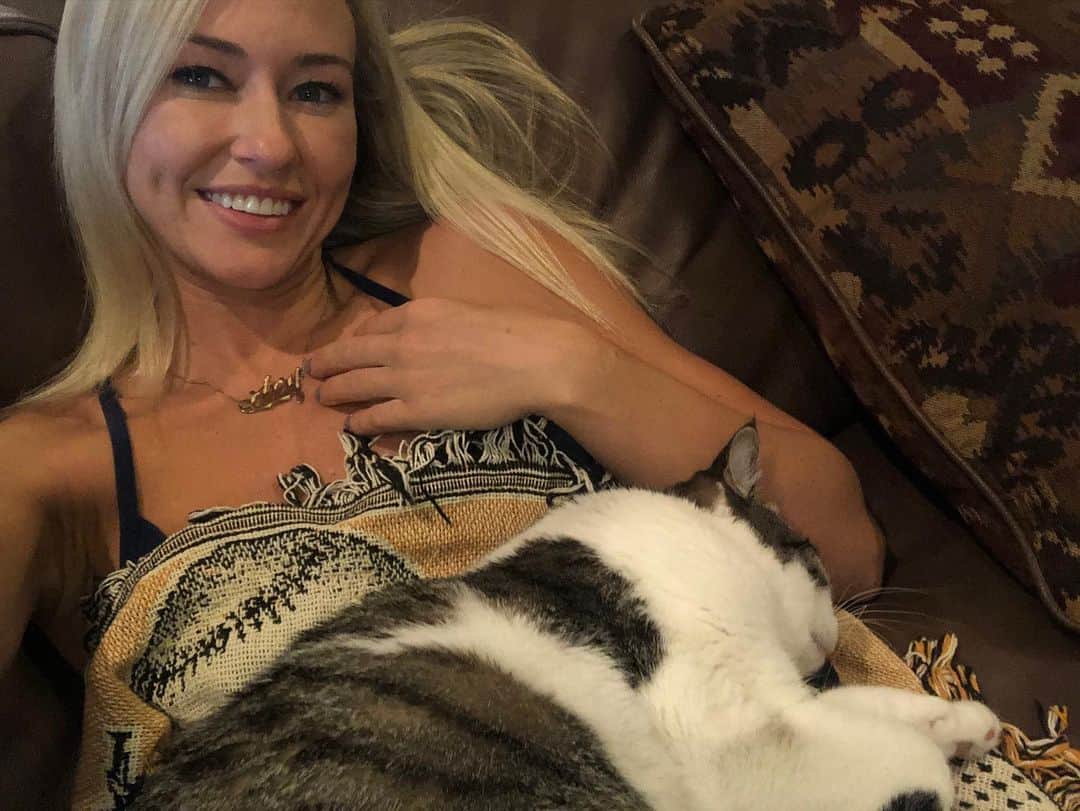 シエラ・ブレア・コイルのインスタグラム：「Excited to see my kitties soon ❤️ Precious in the first pic and Mia in the second pic!」